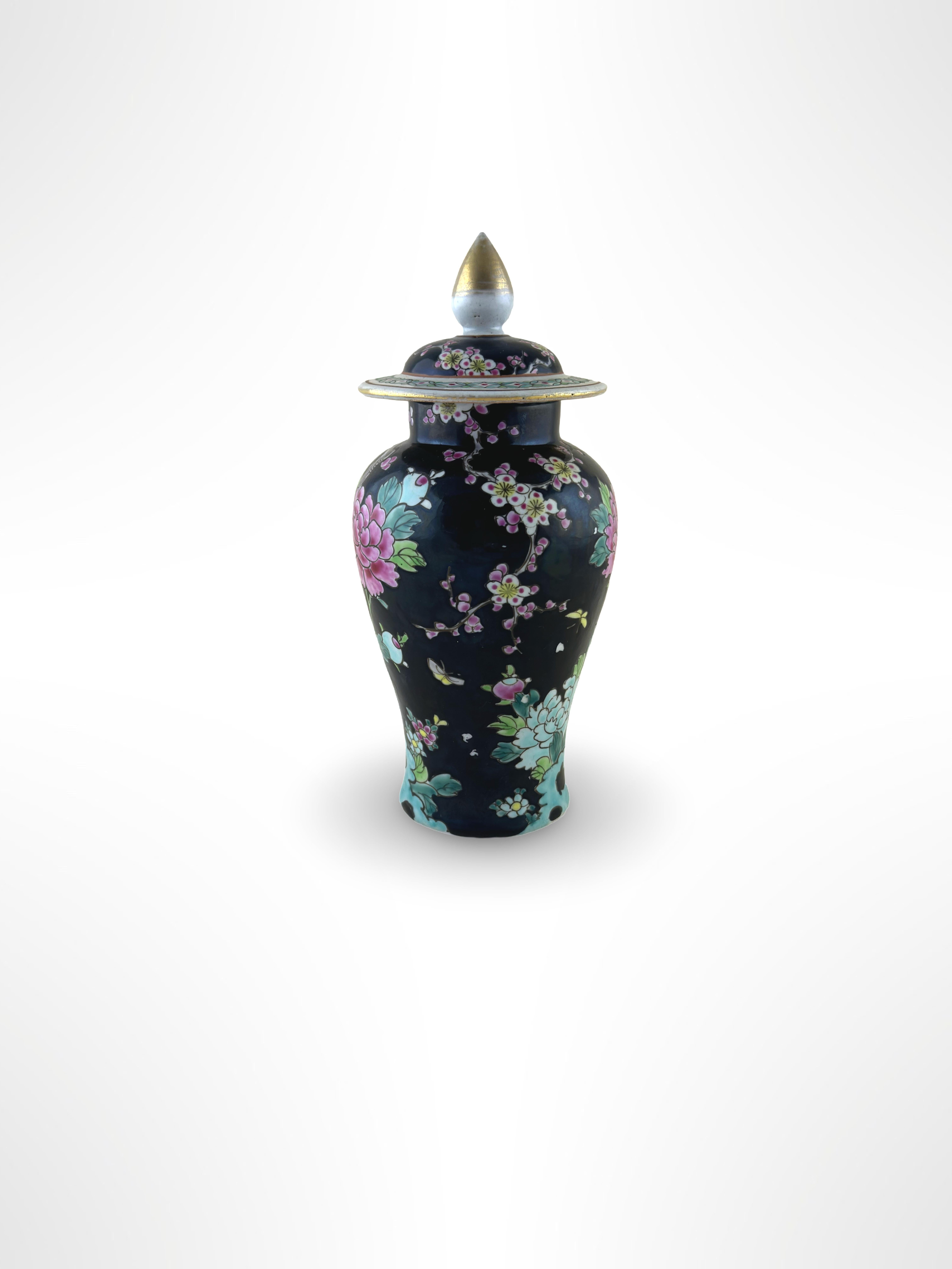 Enameled Colourful Famille Noire Japanese Meiji Period Temple Jar - Yamatoku Kiln For Sale