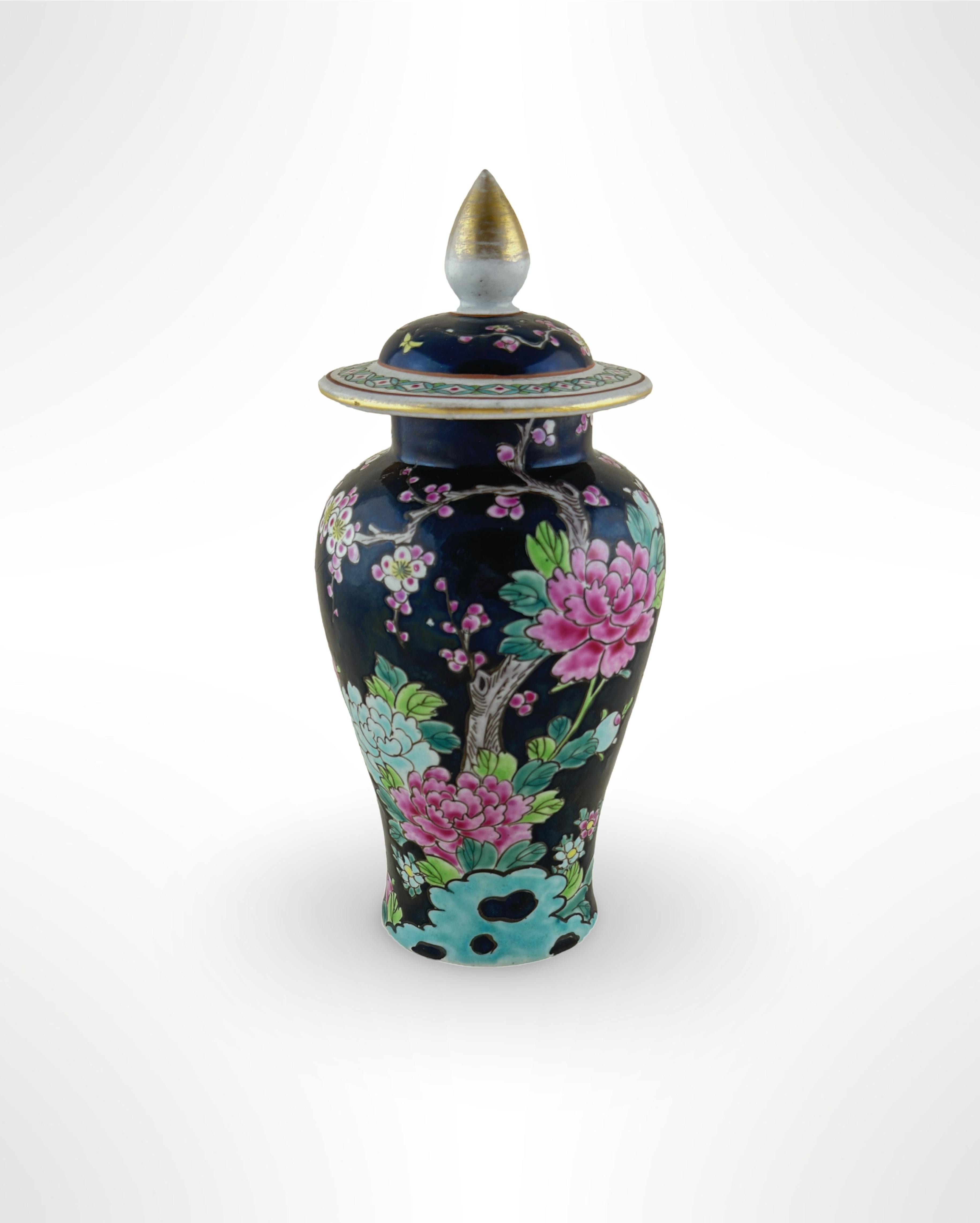 19th Century Colourful Famille Noire Japanese Meiji Period Temple Jar - Yamatoku Kiln For Sale