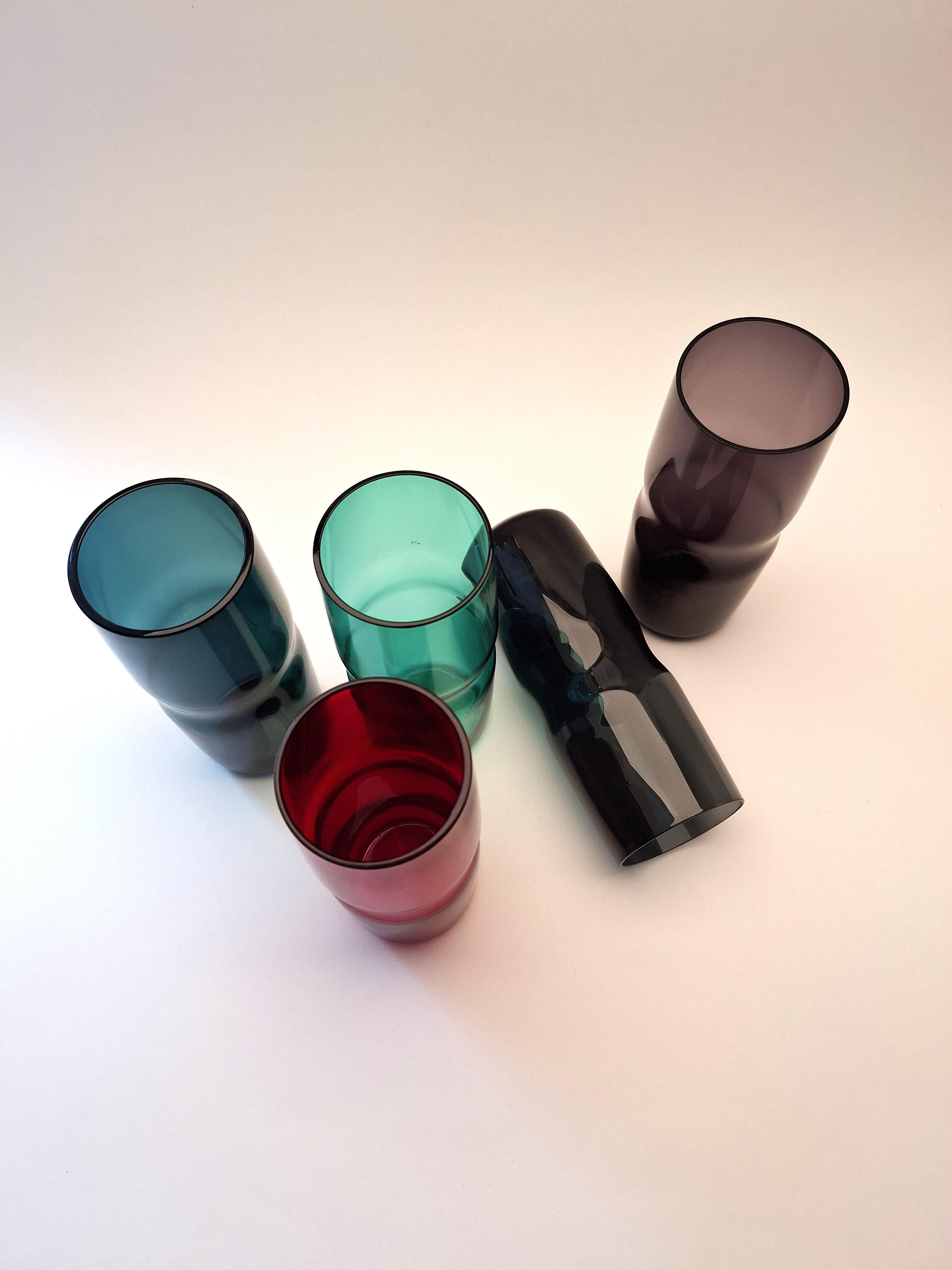 Añade un toque de encanto a tu mesa con este exclusivo juego de cinco vasos de colores. Perfectos para servir agua, cerveza, batidos, tragos largos o cócteles, estos vibrantes vasos aportan funcionalidad y estilo a cualquier reunión.

Fabricados a