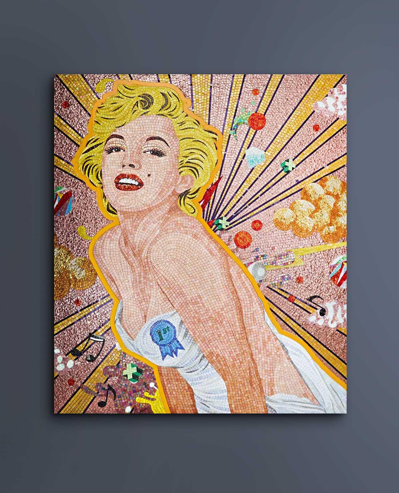 Cette mosaïque colorée d'inspiration pop est une ode à la populaire et unique Marilyn Monroe. La diva reste l'une des actrices les plus emblématiques du grand écran. Entourée d'éléments multicolores, Monroe pose de manière sensuelle en regardant ses