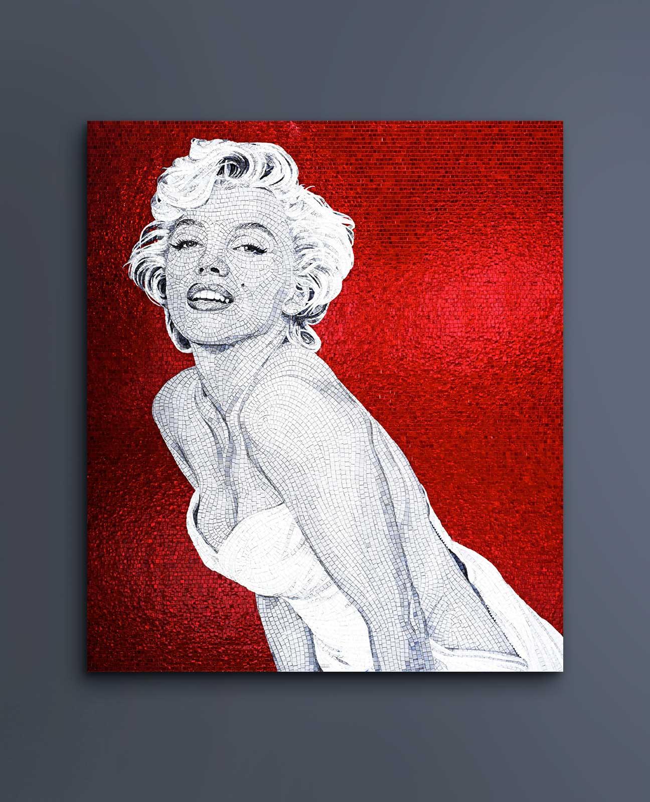 Cette mosaïque colorée d'inspiration pop est une ode à la populaire et unique Marilyn Monroe. La diva reste l'une des actrices les plus emblématiques du grand écran. Entourée d'éléments multicolores, Monroe pose de manière sensuelle en regardant ses