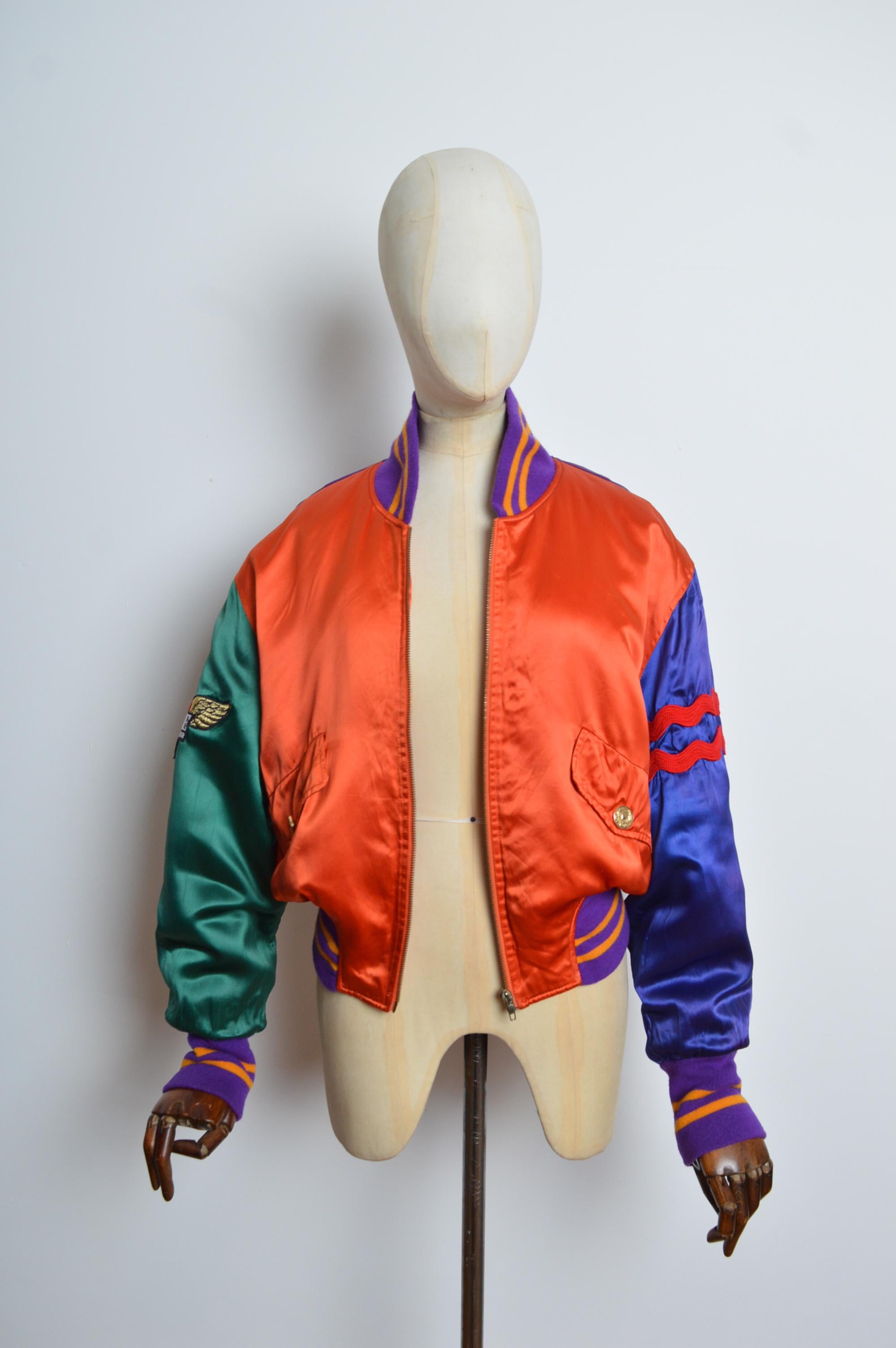 Bomber cropped in raso colorato 'LOVE IS IN THE AIR' anni '90 di Moschino in vendita 5