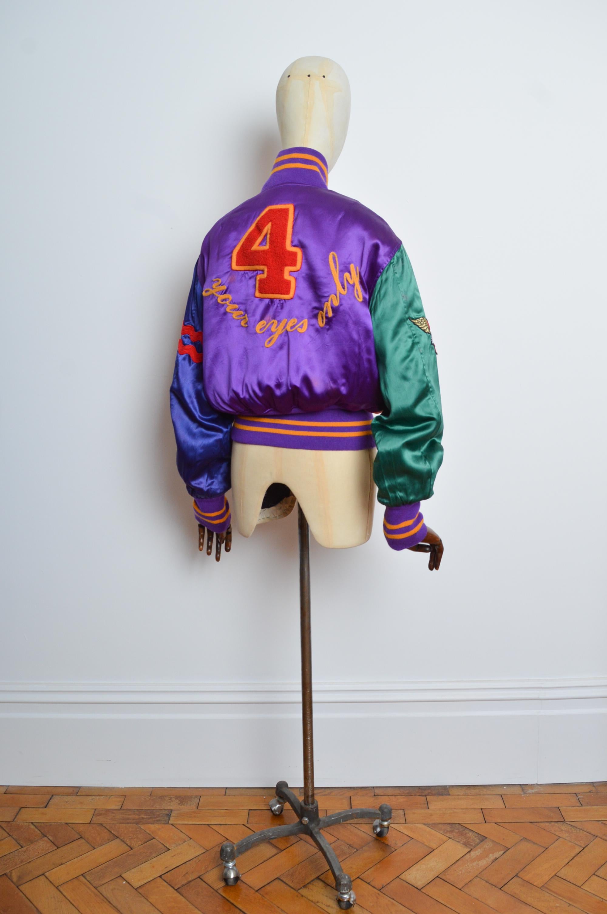 Bomber cropped in raso colorato 'LOVE IS IN THE AIR' anni '90 di Moschino in vendita 6