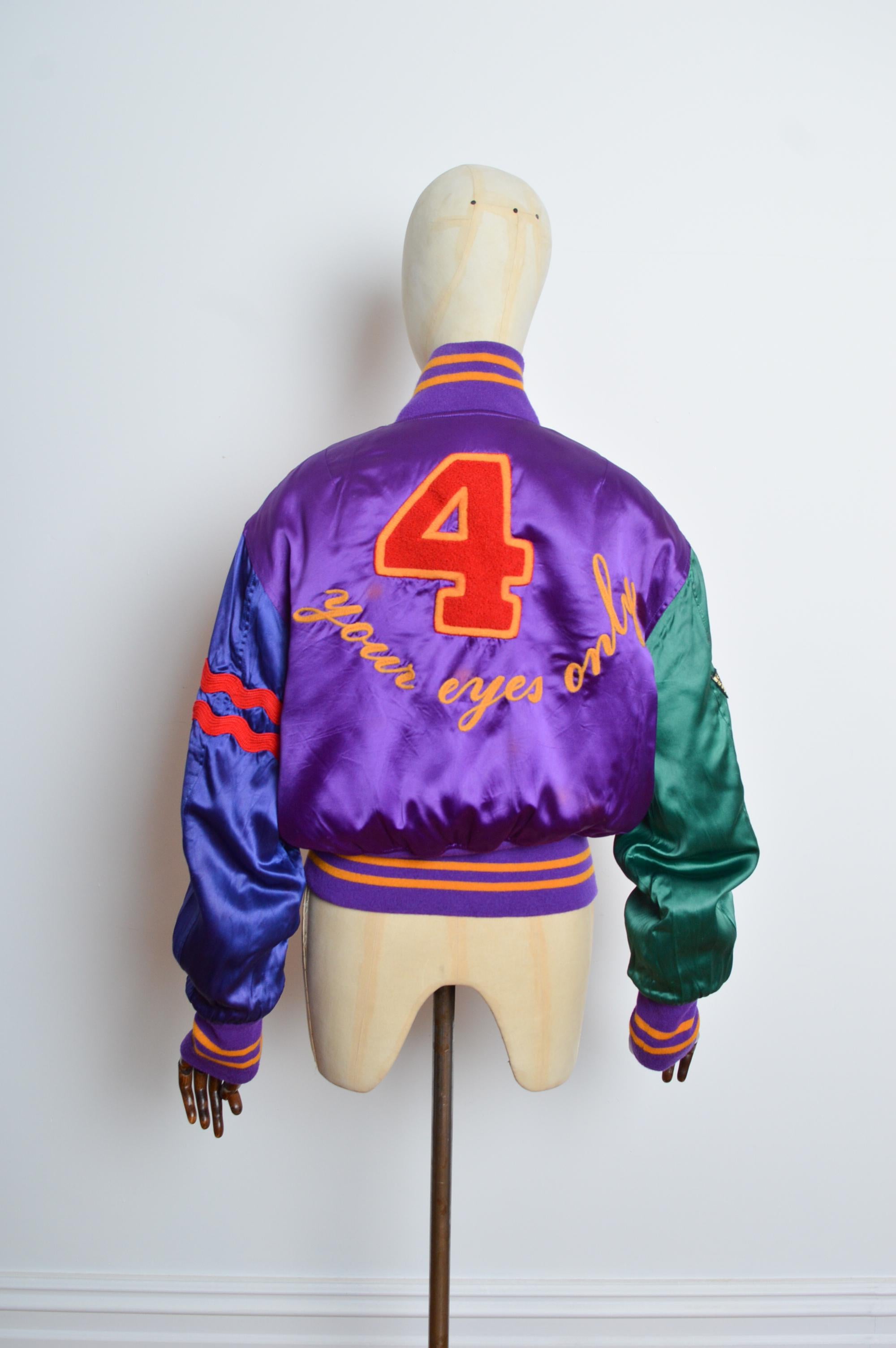 Bomber cropped in raso colorato 'LOVE IS IN THE AIR' anni '90 di Moschino in vendita 10