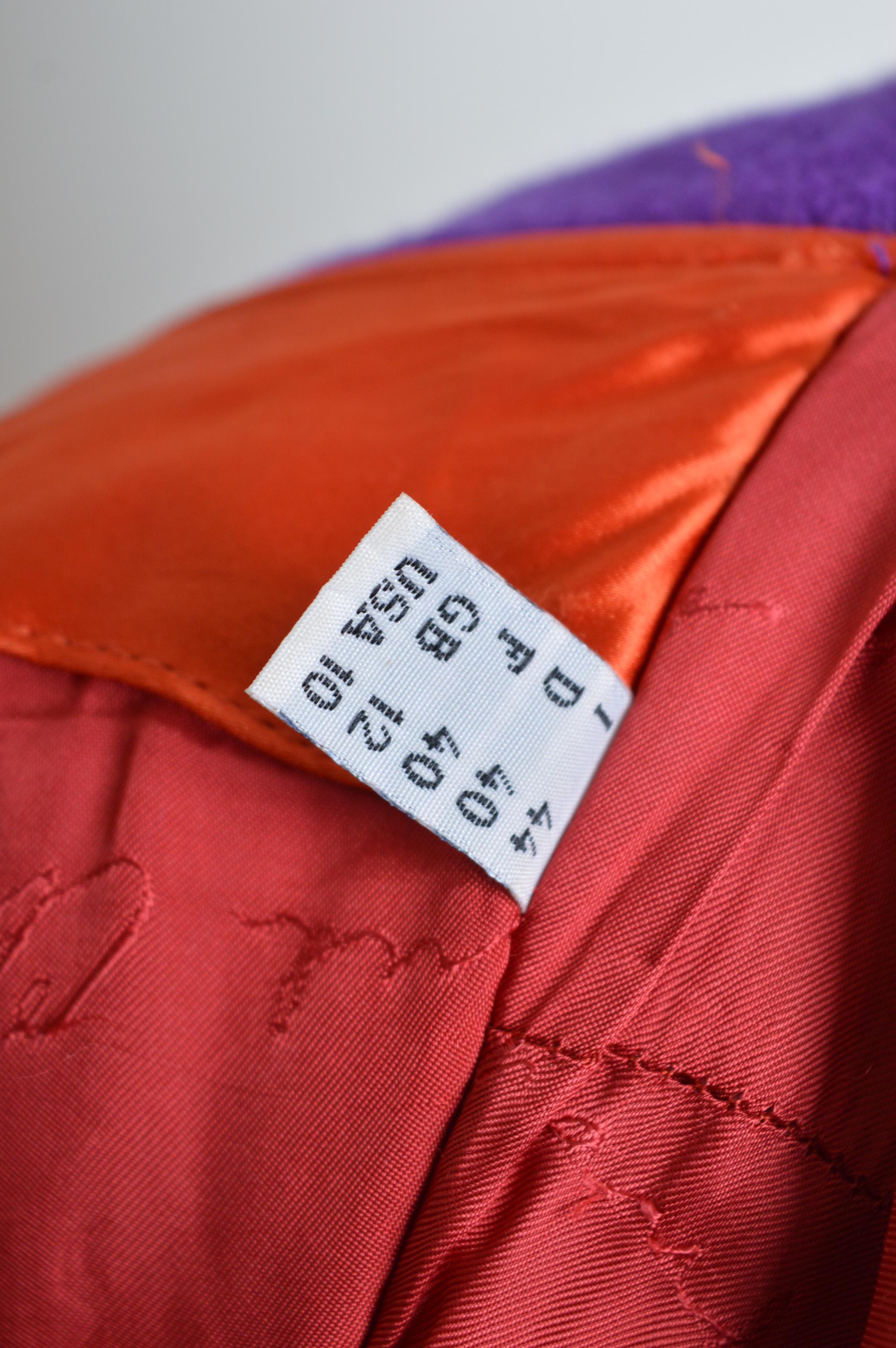 Bomber cropped in raso colorato 'LOVE IS IN THE AIR' anni '90 di Moschino in vendita 14