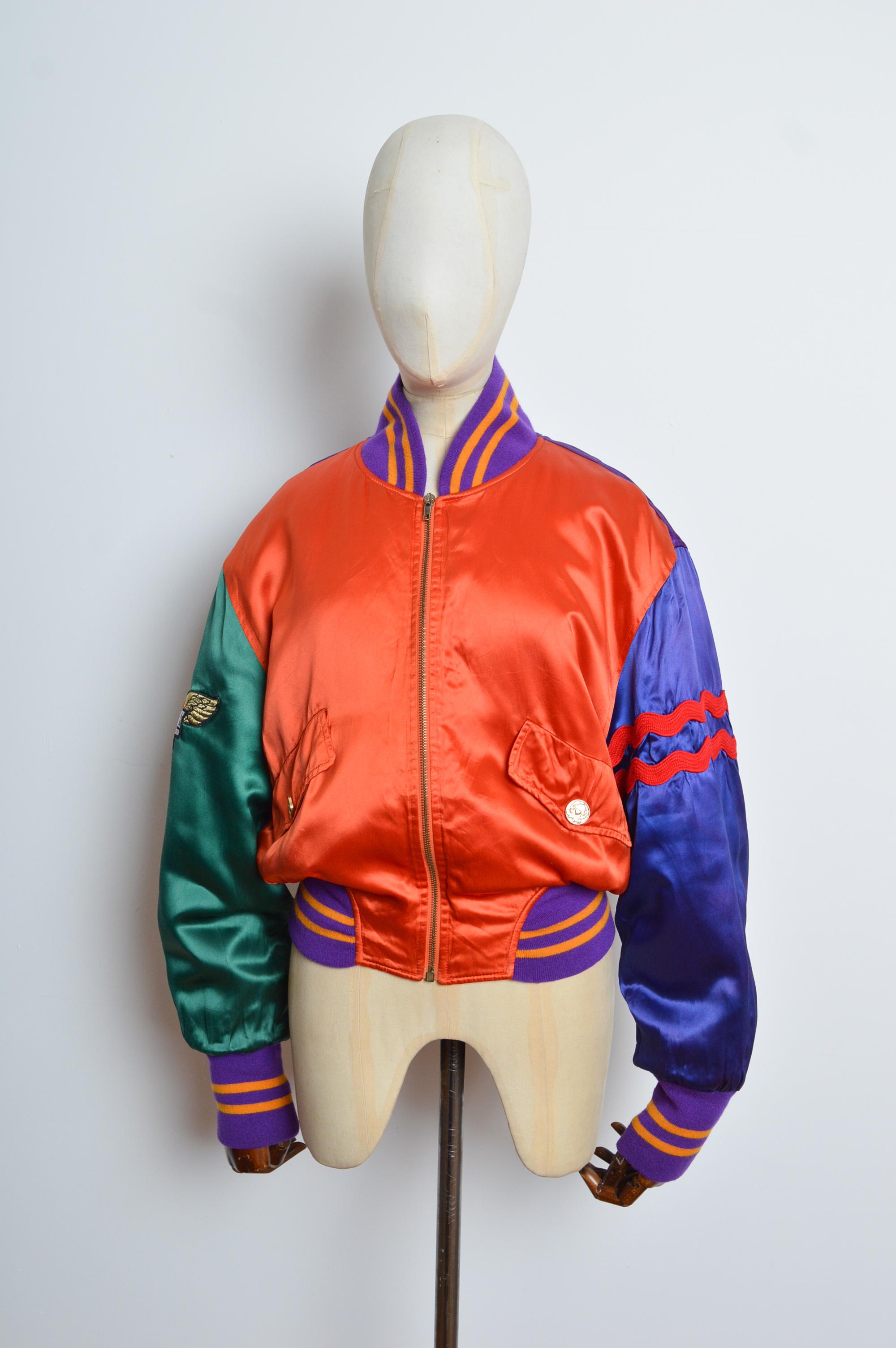 Viola Bomber cropped in raso colorato 'LOVE IS IN THE AIR' anni '90 di Moschino in vendita