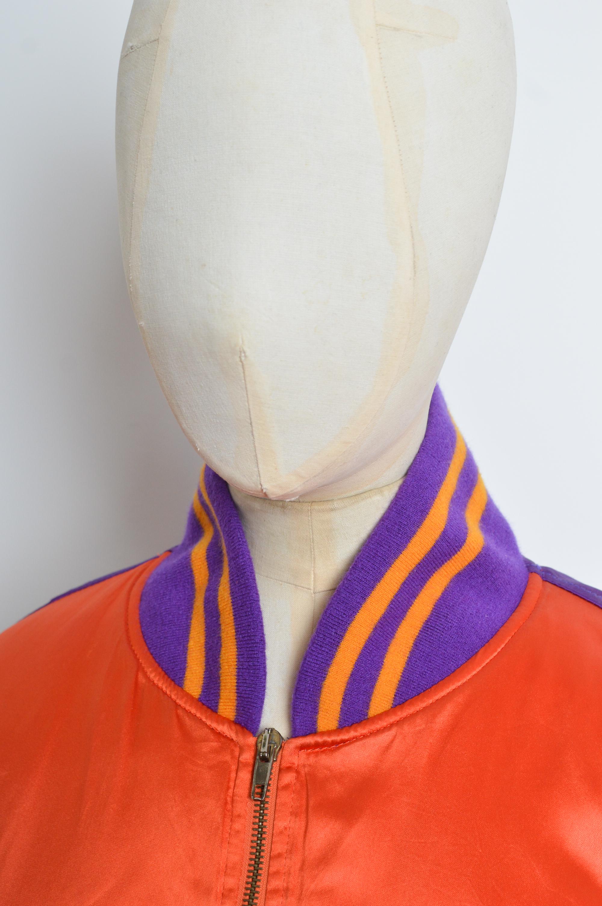 Bomber cropped in raso colorato 'LOVE IS IN THE AIR' anni '90 di Moschino In condizioni buone in vendita a Sheffield, GB