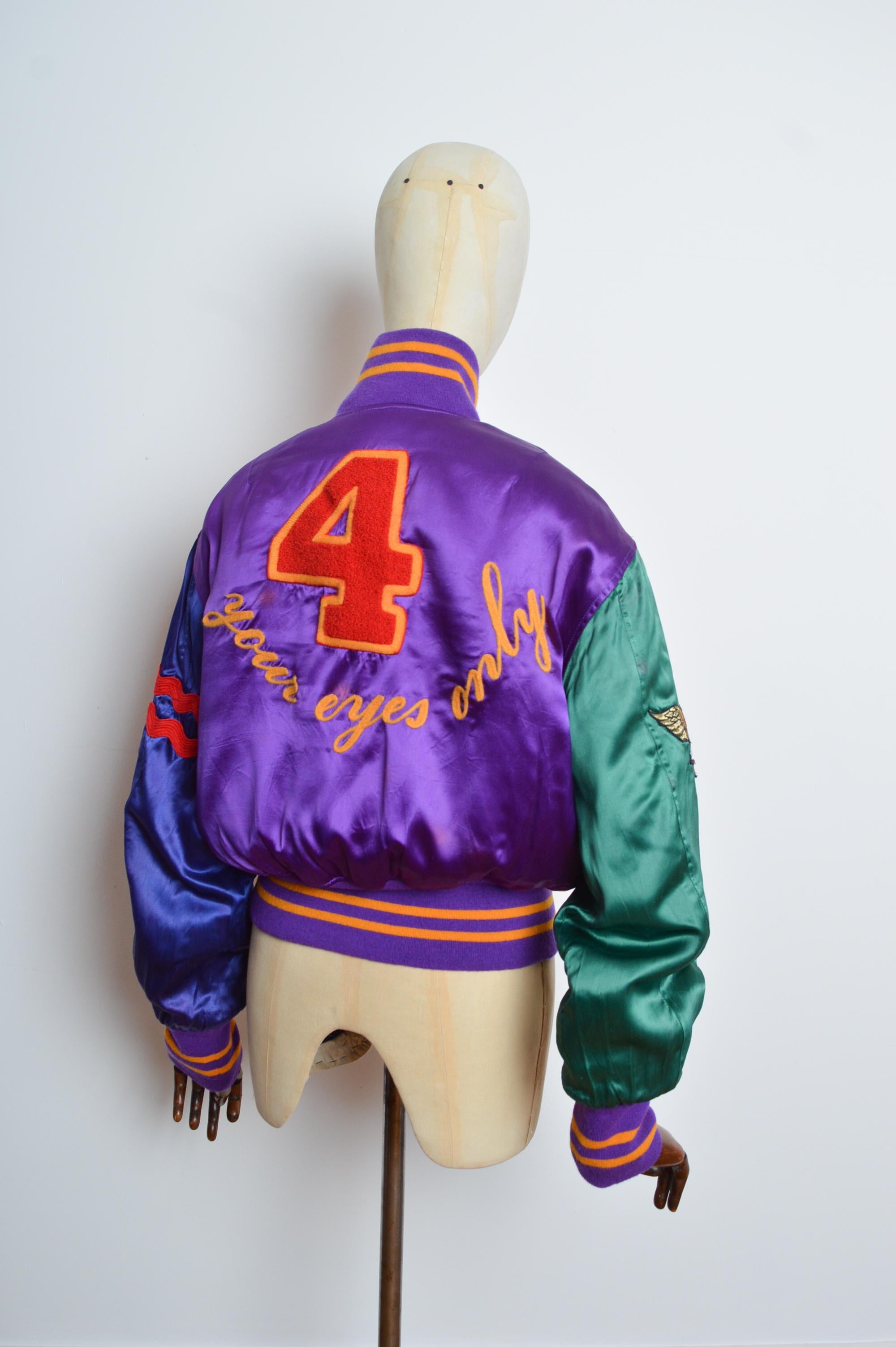 Donna Bomber cropped in raso colorato 'LOVE IS IN THE AIR' anni '90 di Moschino in vendita