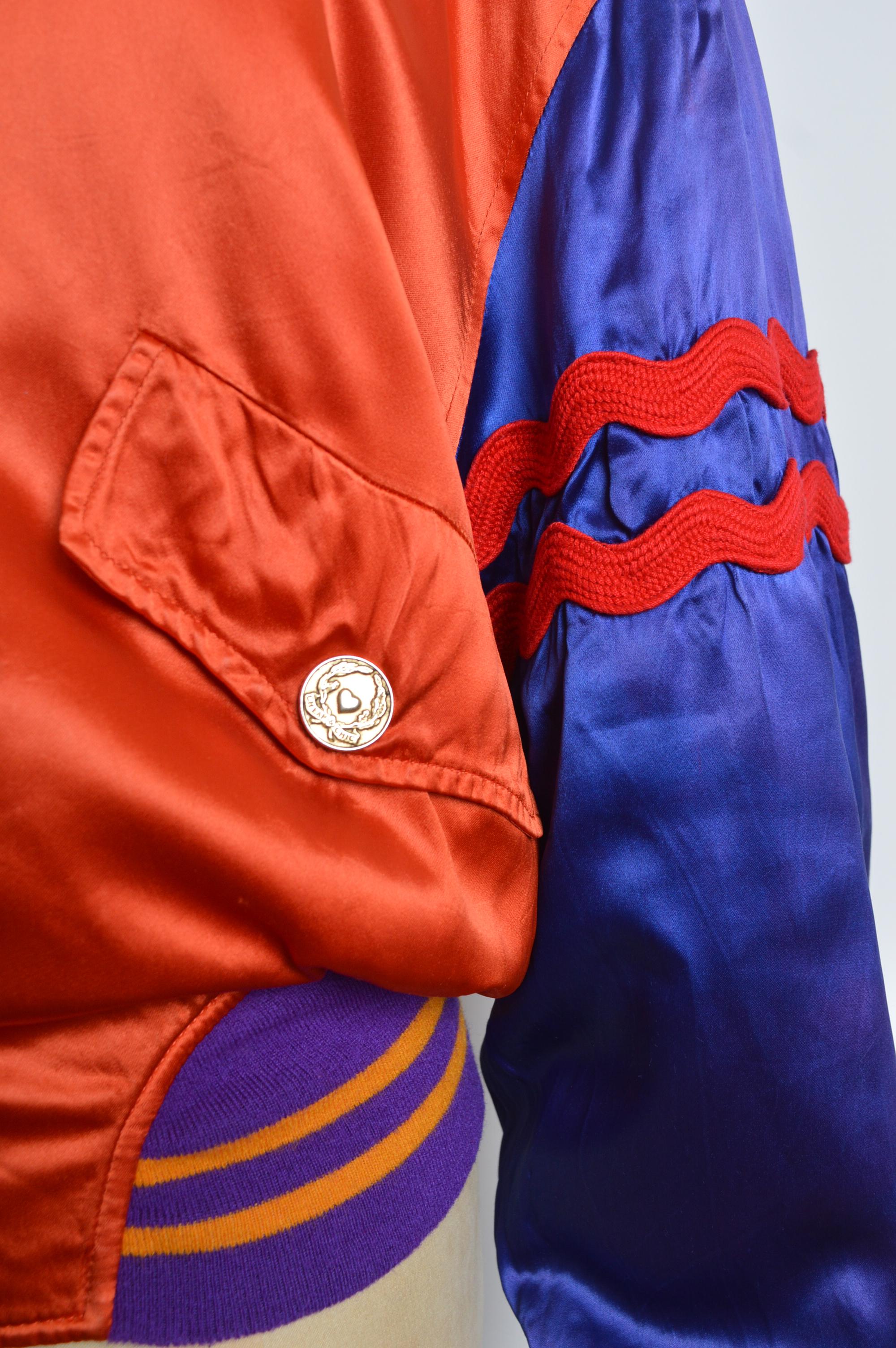 Bomber cropped in raso colorato 'LOVE IS IN THE AIR' anni '90 di Moschino in vendita 2