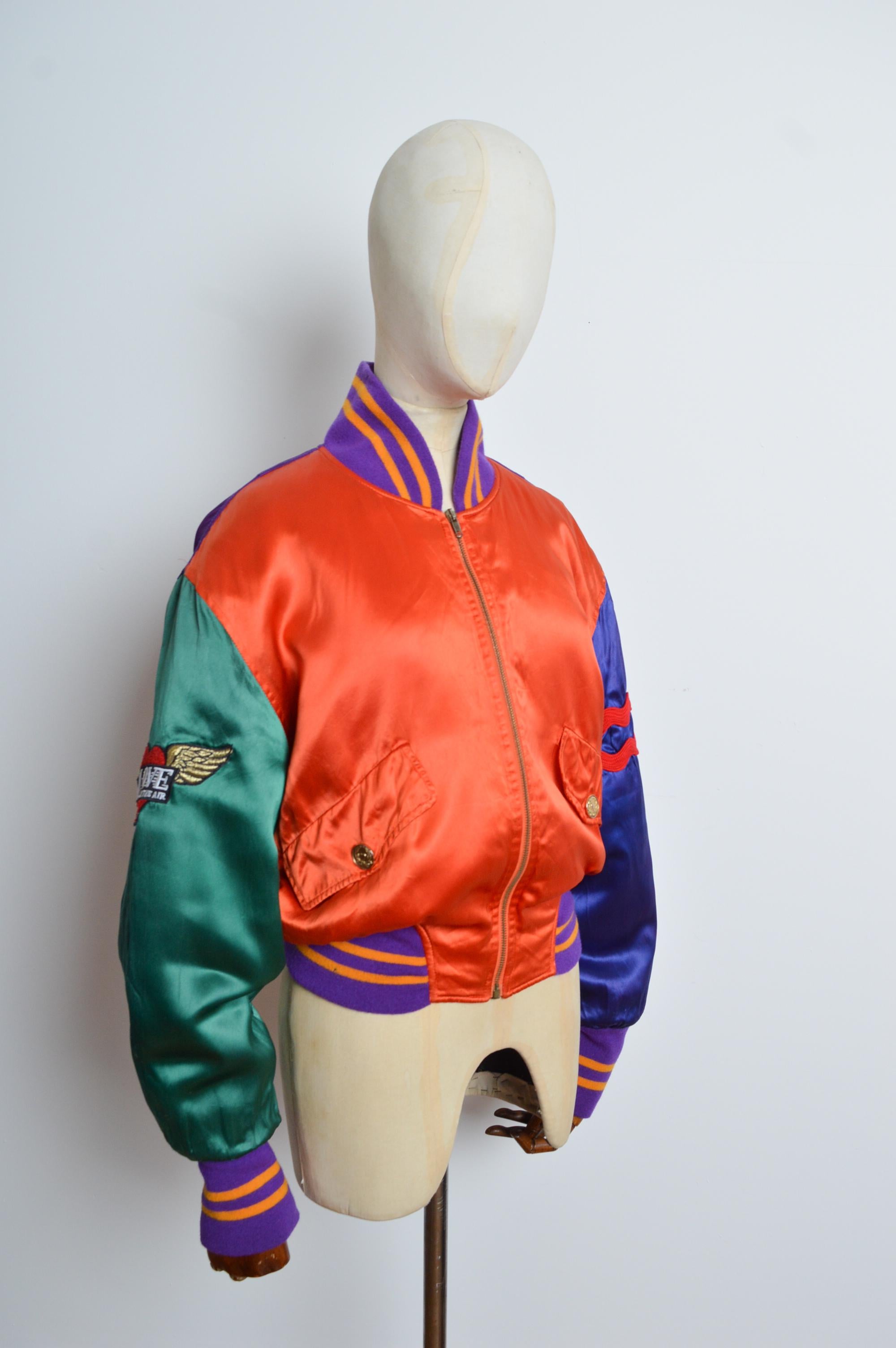 Bomber cropped in raso colorato 'LOVE IS IN THE AIR' anni '90 di Moschino in vendita 3