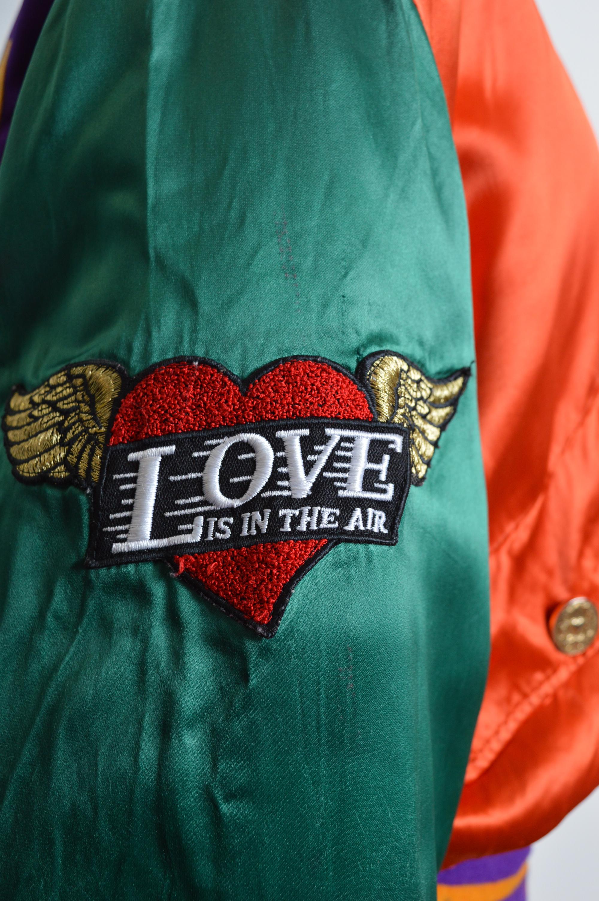 Bomber cropped in raso colorato 'LOVE IS IN THE AIR' anni '90 di Moschino in vendita 4