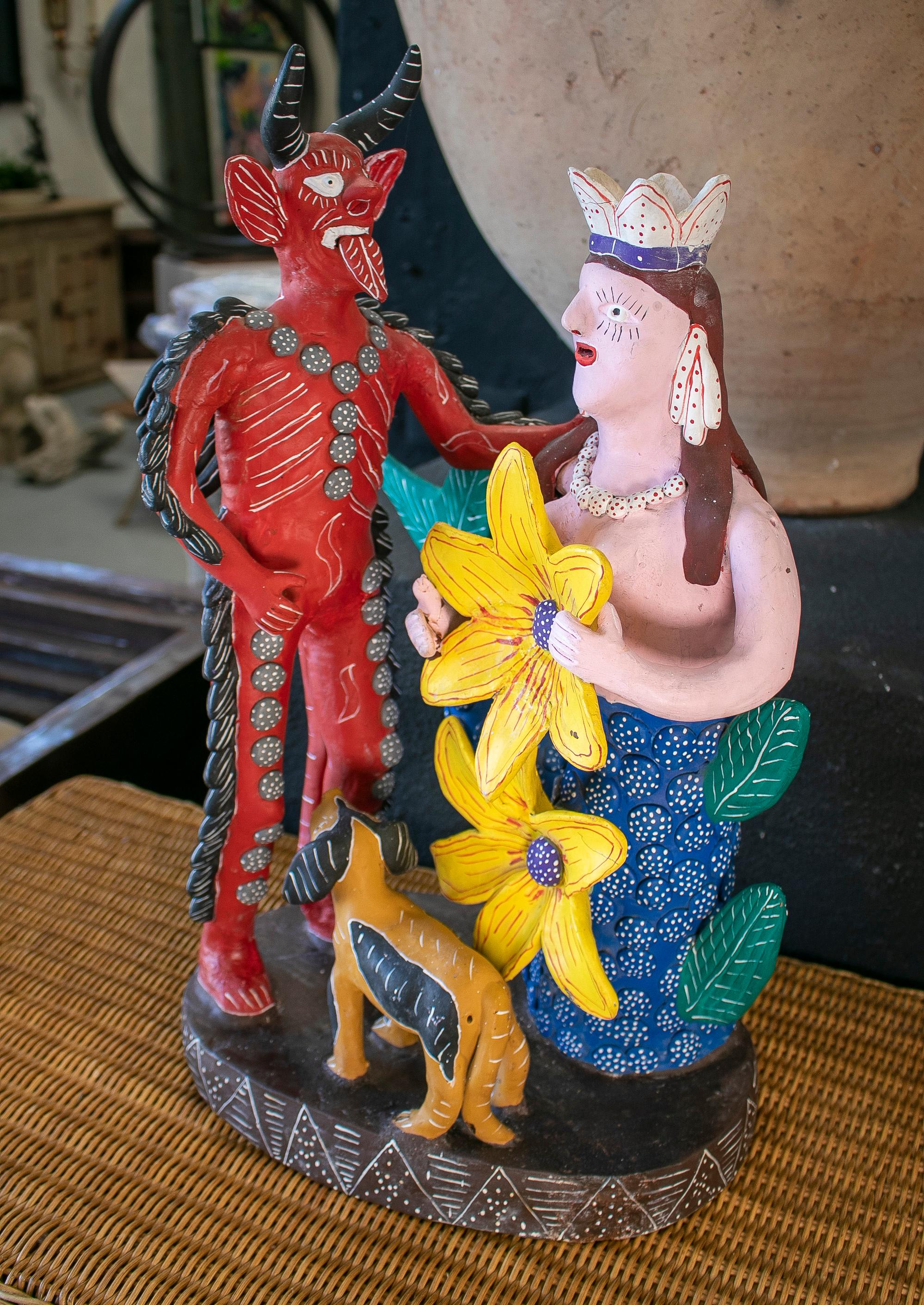 Colorata scultura messicana in terracotta fatta a mano con figure di demoni e sirene.