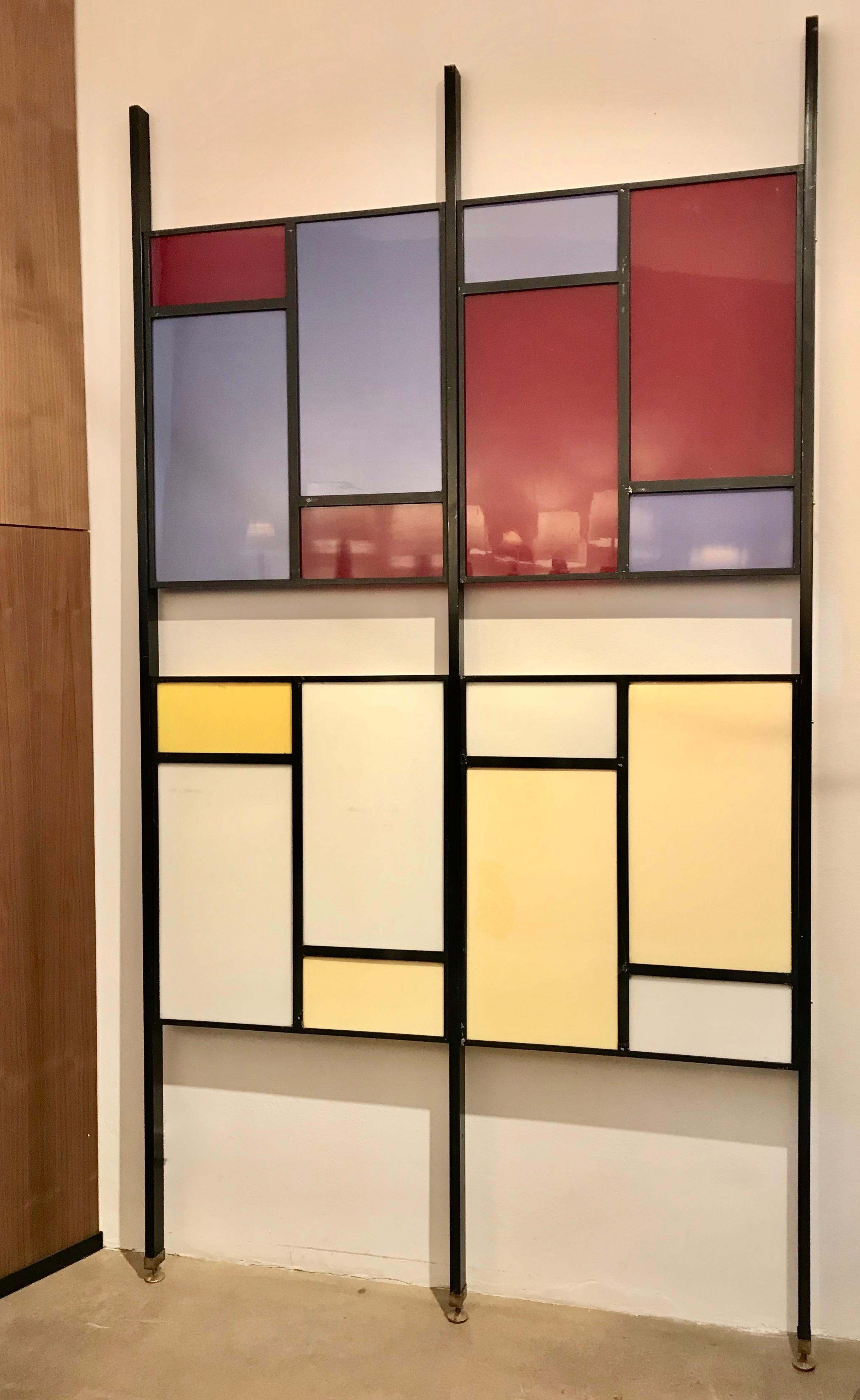 Colourful Mid-Century Modern Italian Partition Wall or Room Divider
Partition wall or room divider consisting of three poles made of lacquered metal and four geometric elements made of lacquered metal and Perspex in white, yellow, red and purple