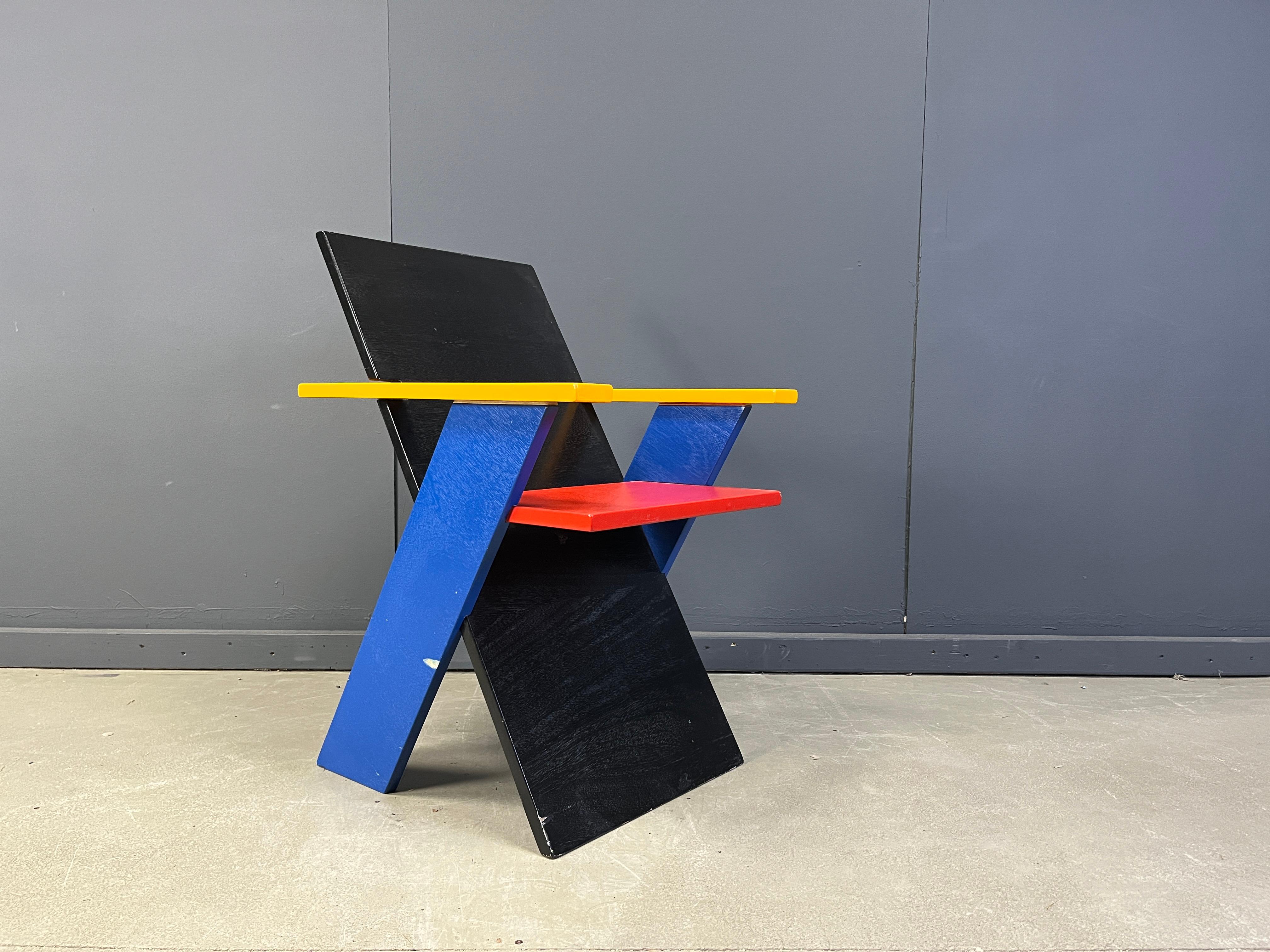 
Fauteuil postmoderne unique en bois coloré dans le style de Gerrit Rietveld.

Cette chaise a une provenance inconnue, mais grâce aux panneaux de bois colorés et à son superbe design, elle a vraiment fière allure.

Pièce très décorative.

Années