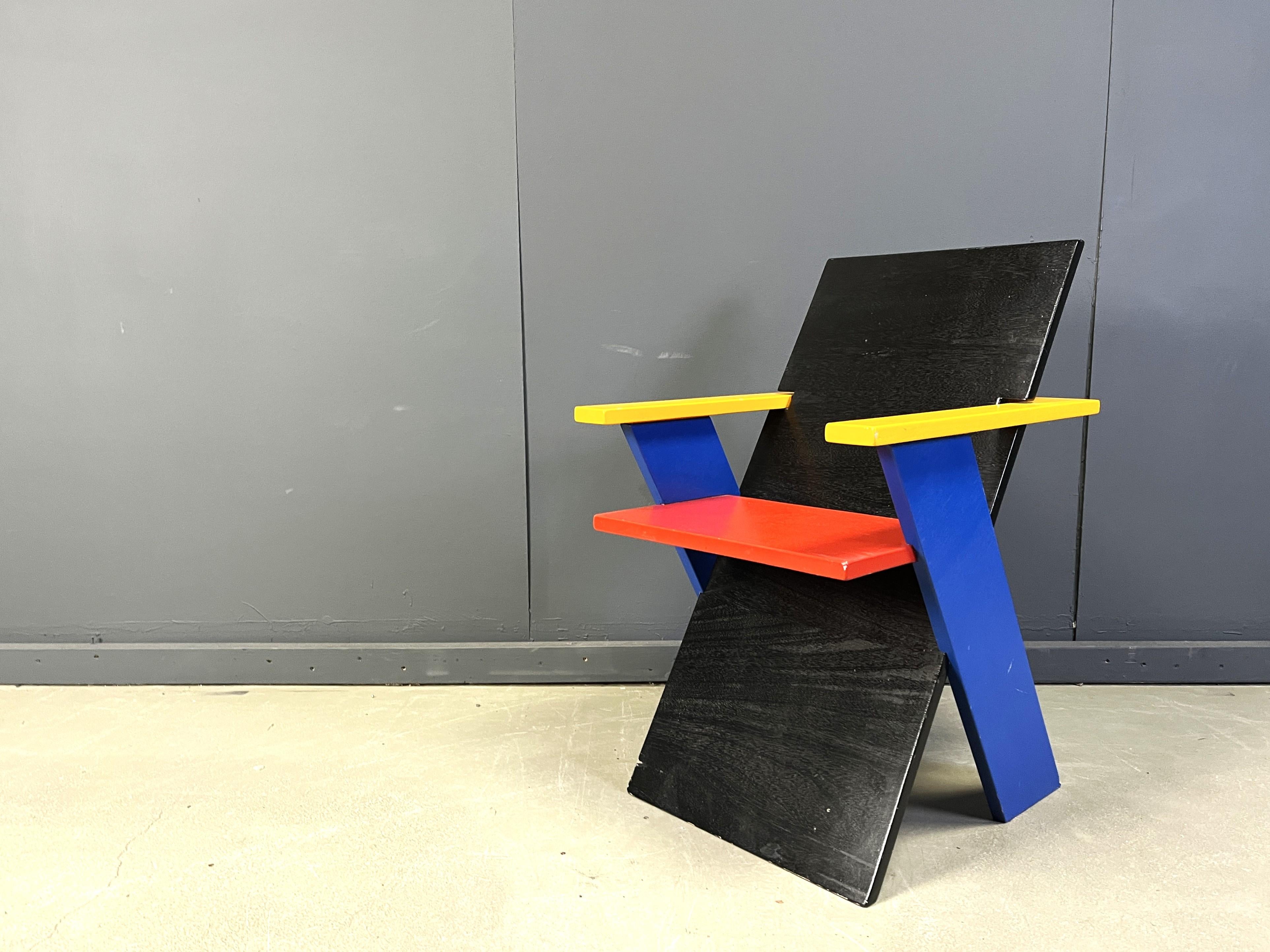 Bois Fauteuil postmoderne coloré, années 1980 en vente