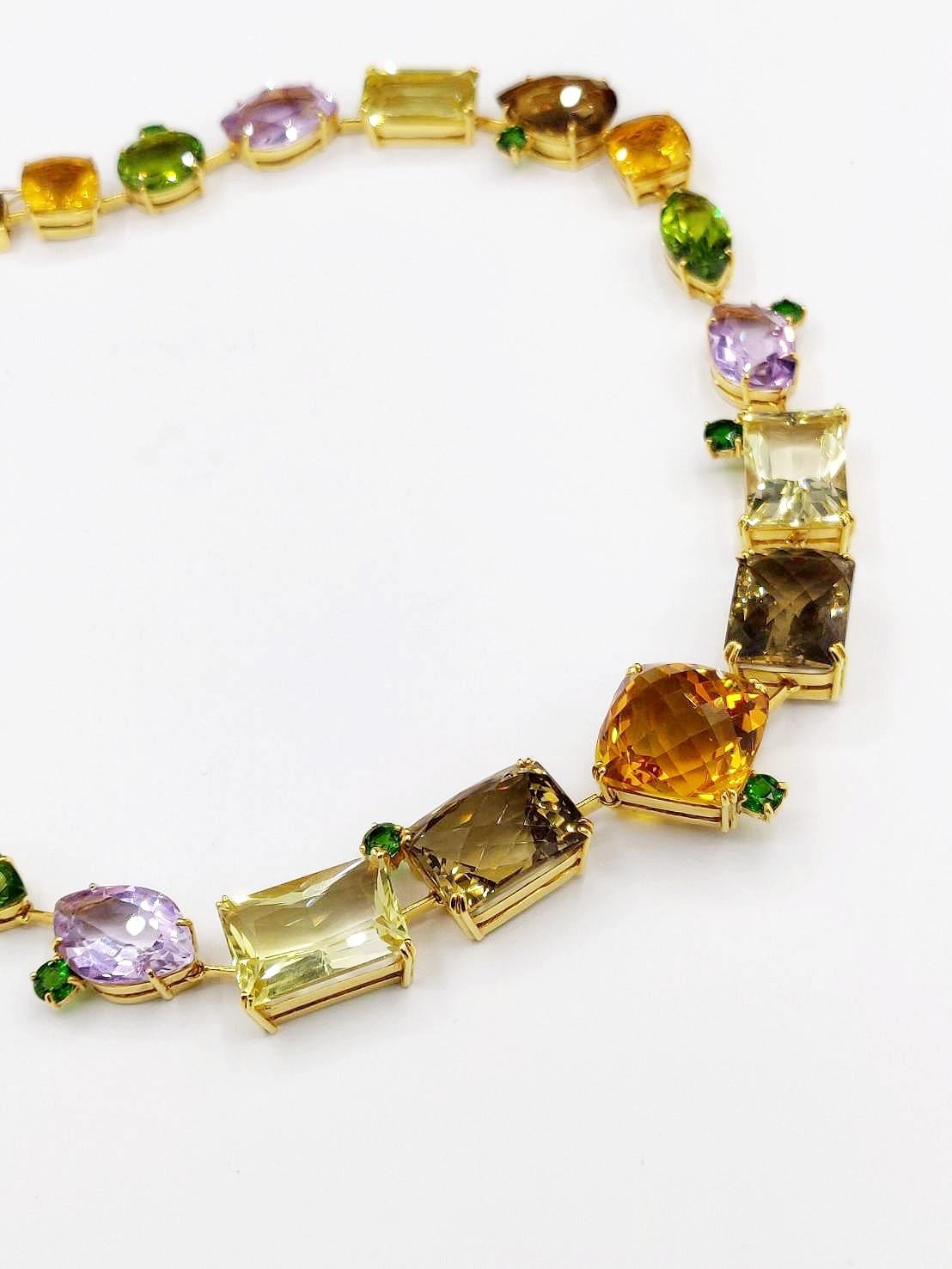 Colourful semi-precious stone tennis necklace with a dash of vivid green tsavorite in 18K yellow gold with a champagne diamond clasp

Metal: 18K Yellow Gold
Champagne Diamond: round brilliant, 0.42 carat
Tsavorite: round, 3.81 carat
Citrine,