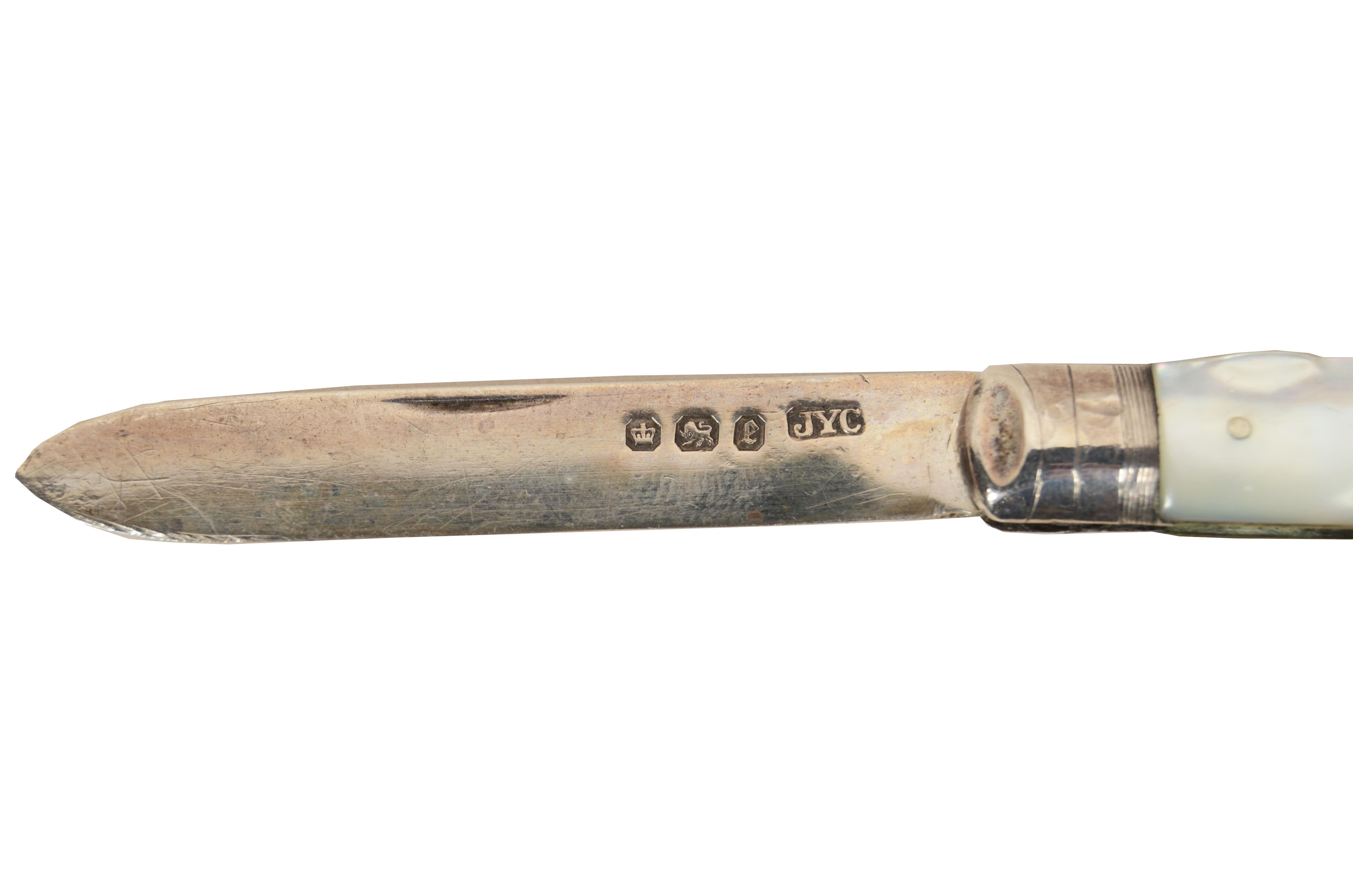 Cuchillo frutero antiguo plegable de señora con mango y hoja de nácar  plata con marcas trazables a John Yeomans Cowlishaw fechada alrededor de 1865. 
John Yeomans Cowlishaw nació en Sheffield el 7 de mayo de 1829, falleció en 1895 a la edad de 66