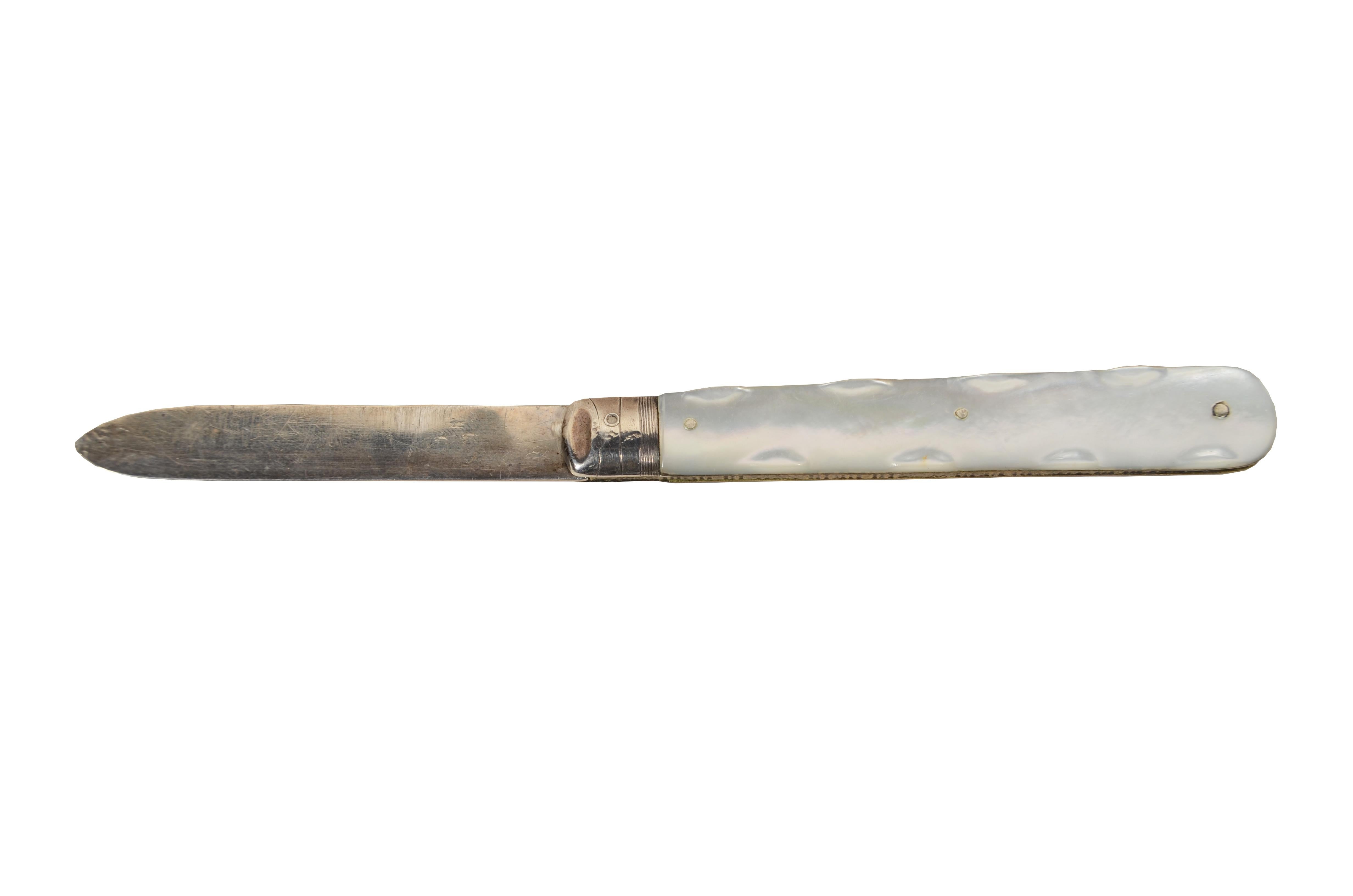 Navaja plegable para señora hoja de plata mango de nácar en Bueno estado para la venta en Milan, IT