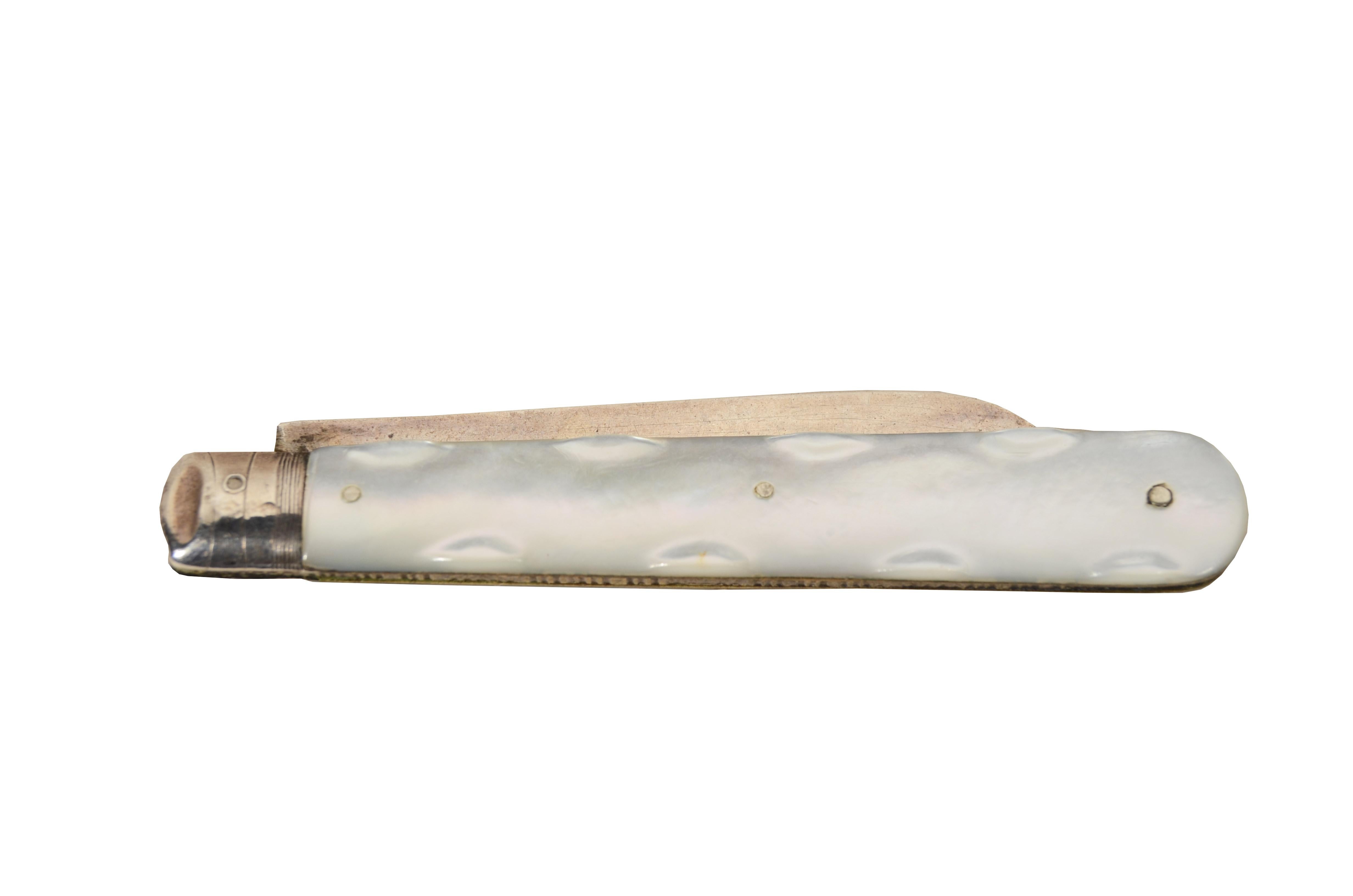 Navaja plegable para señora hoja de plata mango de nácar en venta 1