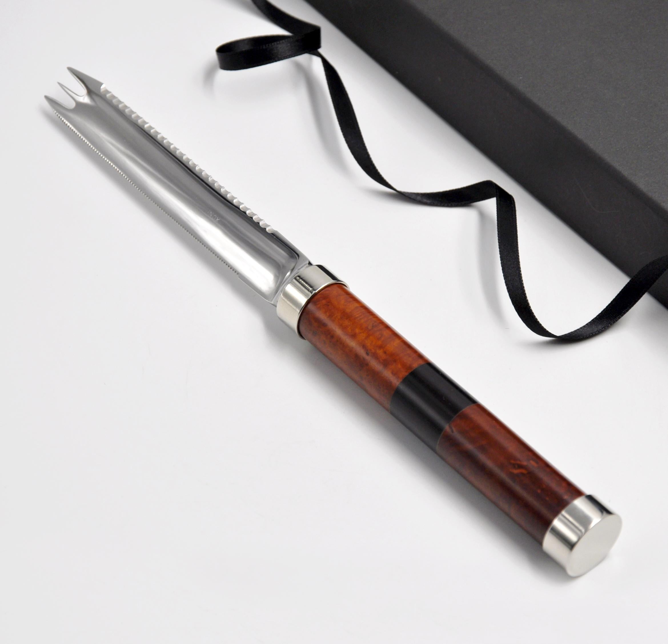 Accesorio de coctelería muy útil, este fino cuchillo para  cítricos forma parte de la exclusiva colección dedicada a los momentos festivos, diseñada por Nino Basso. 
Su doble  funcionalidad resultante de  por la hoja con dos estrías: una  lado para 