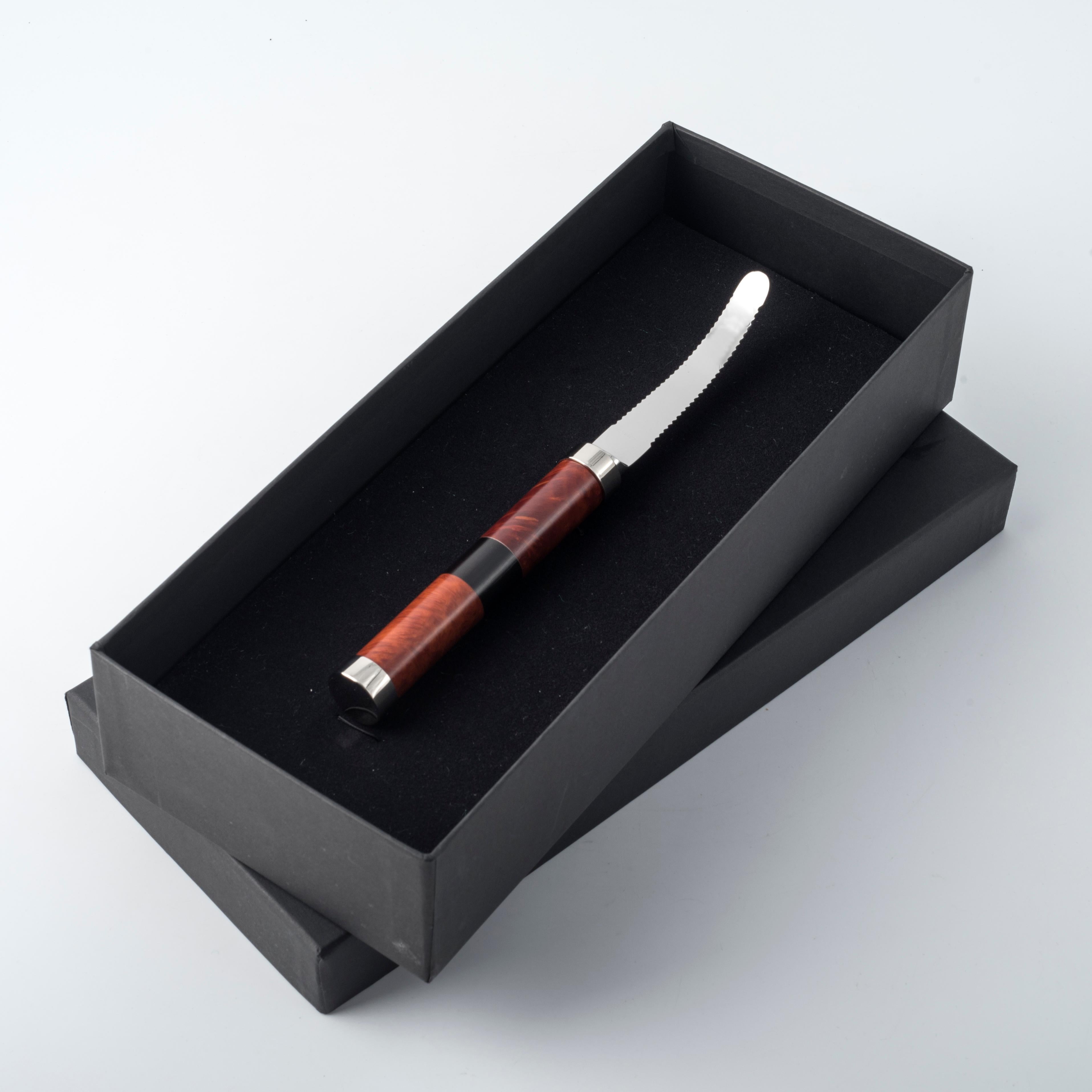 Functionality and  design characterize  the grapefruit knife  conceived by Nino Basso  for our exclusive collection dedicated to the world of fine drinking. 
The characteristic  curved and flexible blade  with double  perfect serration for  peel off