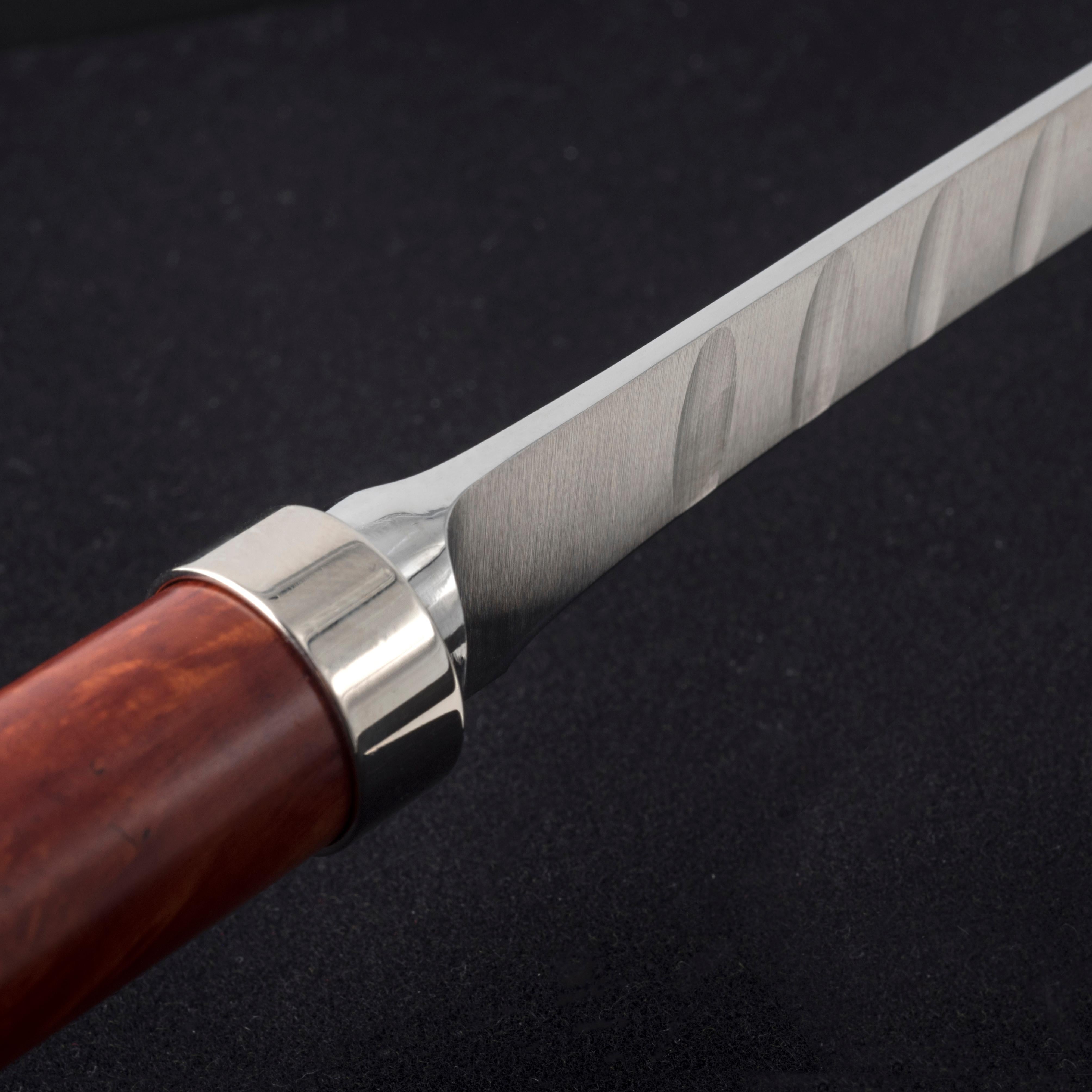 Refinado accesorio para el servicio de mesa  que se distingue por  diseño funcional, mano de obra y materiales nobles  combinando  el tono cálido de la madera noble con el acero inoxidable  del instrumento. 
El mango es de brezo, la fina madera con