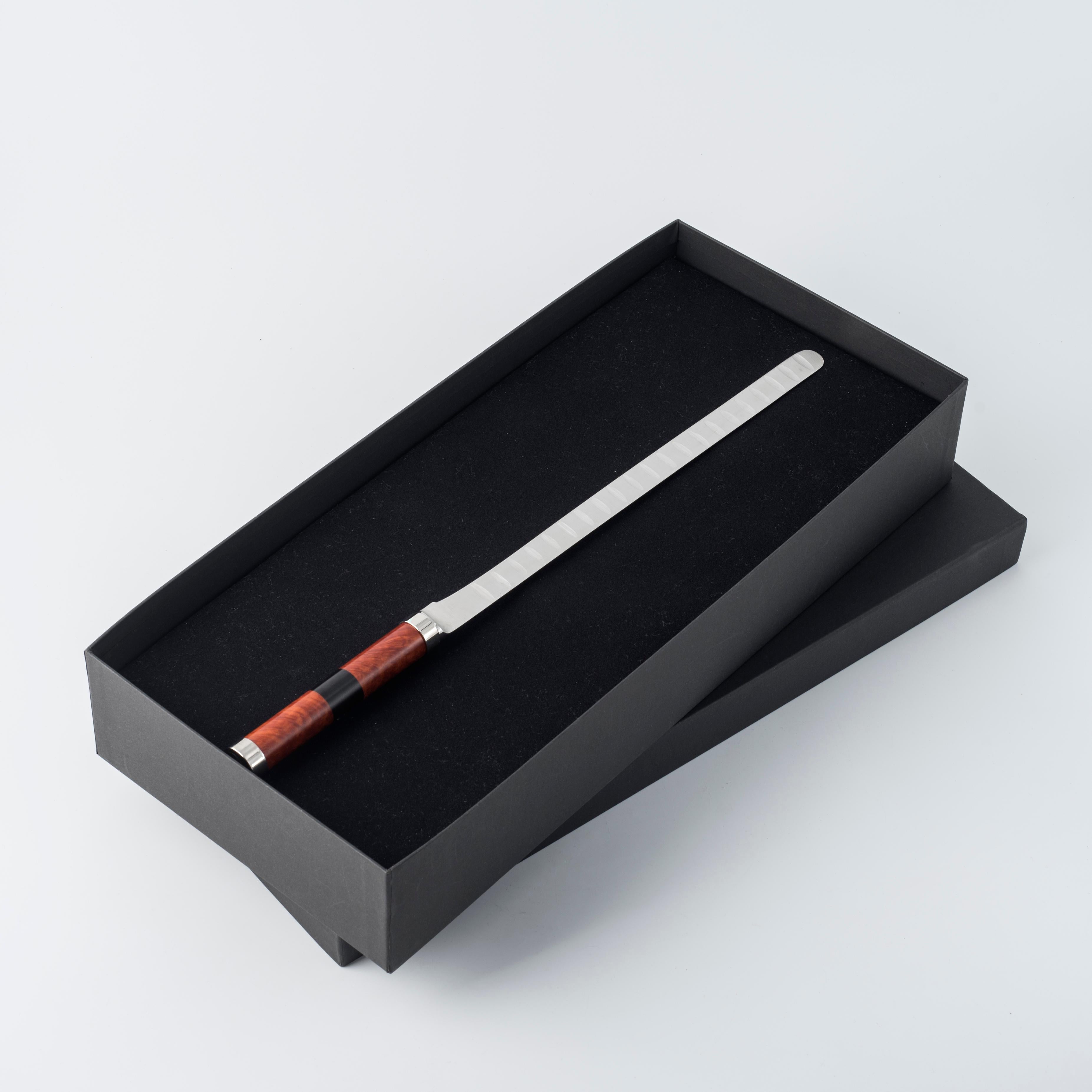CUCHILLO SALMÓN Elegante accesorio de mesa de diseño moderno en Nuevo estado para la venta en Spilimbergo, IT