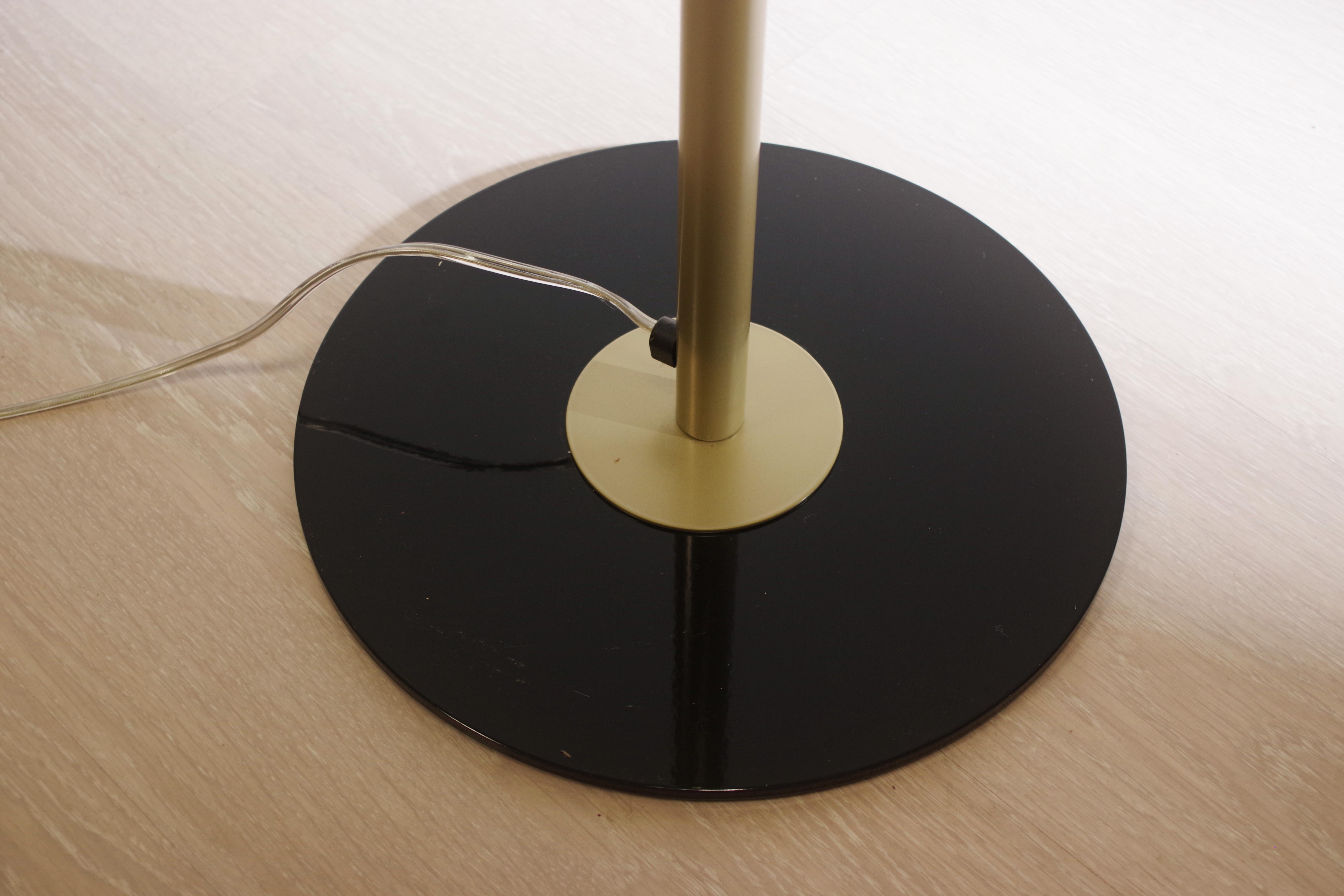 Portuguese Lampadaire Coltrane - Éclairage de luxe moderne en laiton et noir mat en vente