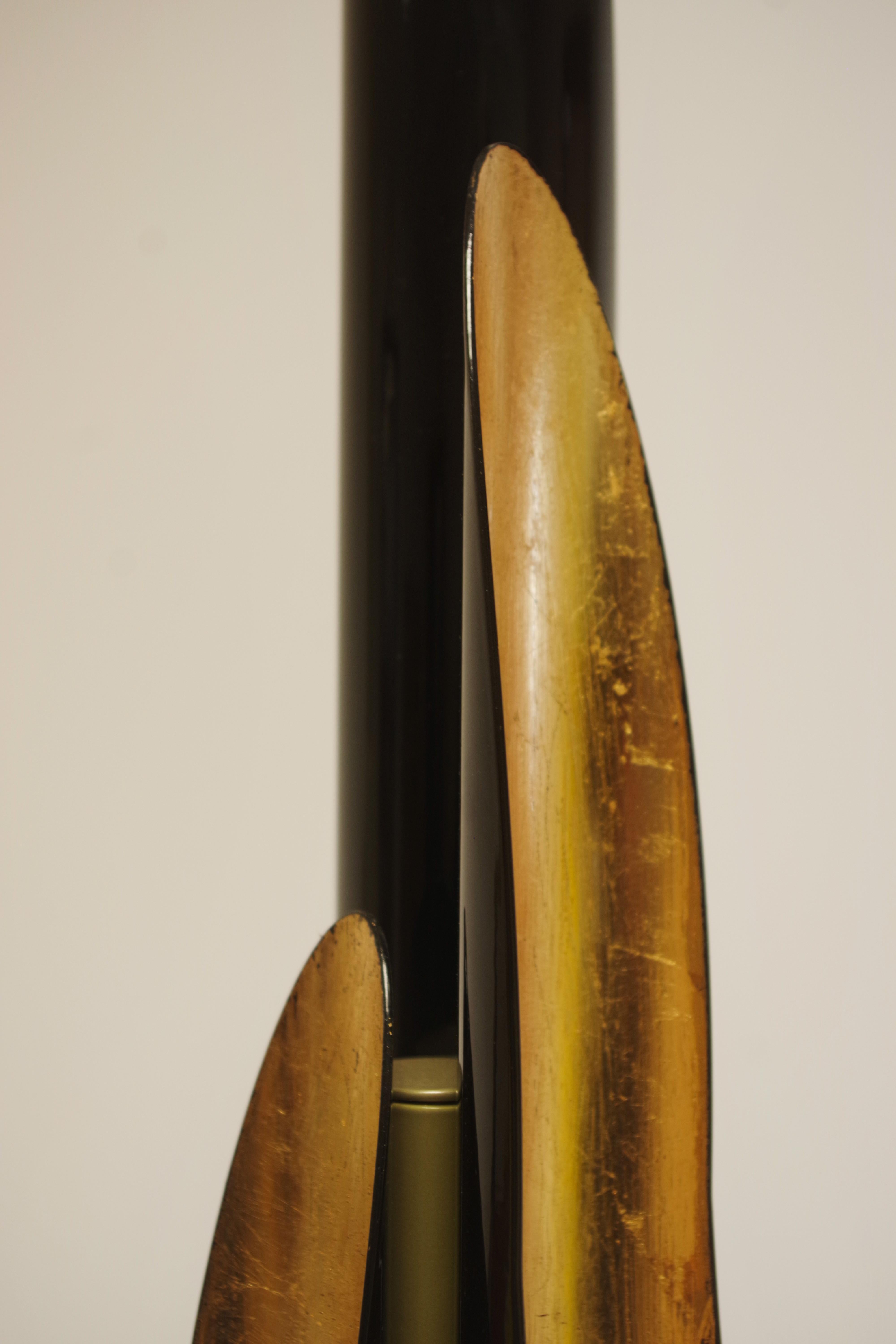 Contemporain Lampadaire Coltrane - Éclairage de luxe moderne en laiton et noir mat en vente