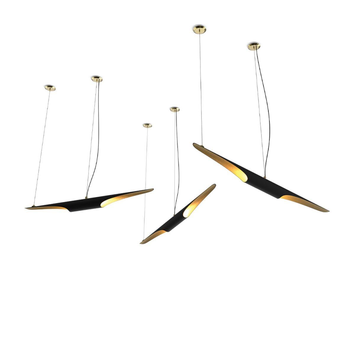 Coltrane es una lámpara de techo suspendida, minimalista y sencilla, fabricada a mano en acero. Presenta un cordón de acero y un tejadillo en la parte superior, mientras que abajo el tubo es de acero inoxidable, con un acabado en polvo dorado. La