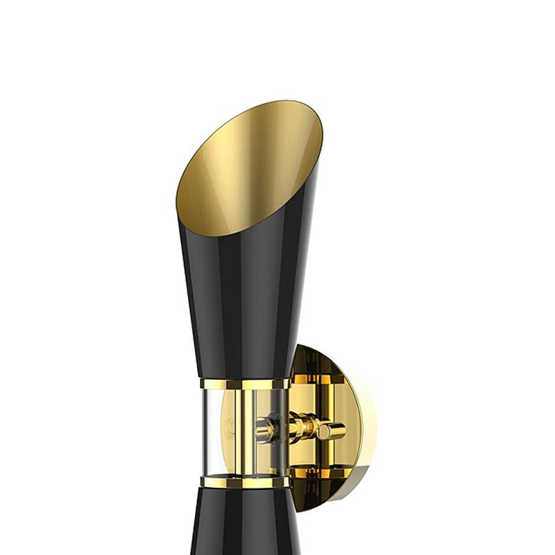 Wall lamp Coltrane with structure in solid brass in
gold finish and with clear glass. With 1 black lacquered 
brass shade. With 2 bulbs, lamp holder type G9 halogen, 
max 3 Watt. Bulbs not included.
 