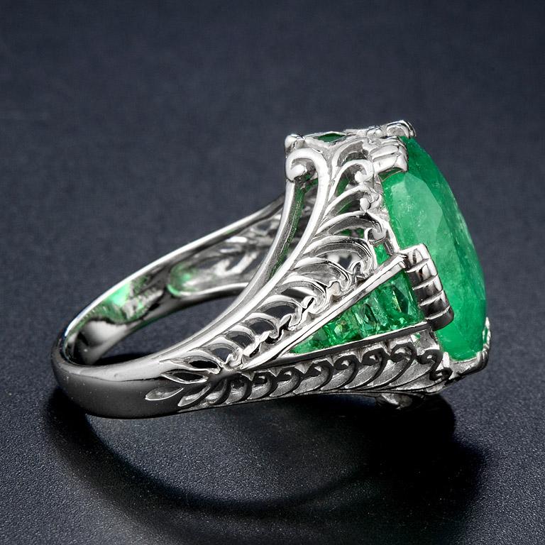 Columbia Emerald 6.983 Carat Cocktail Ring In New Condition In Bangkok, TH