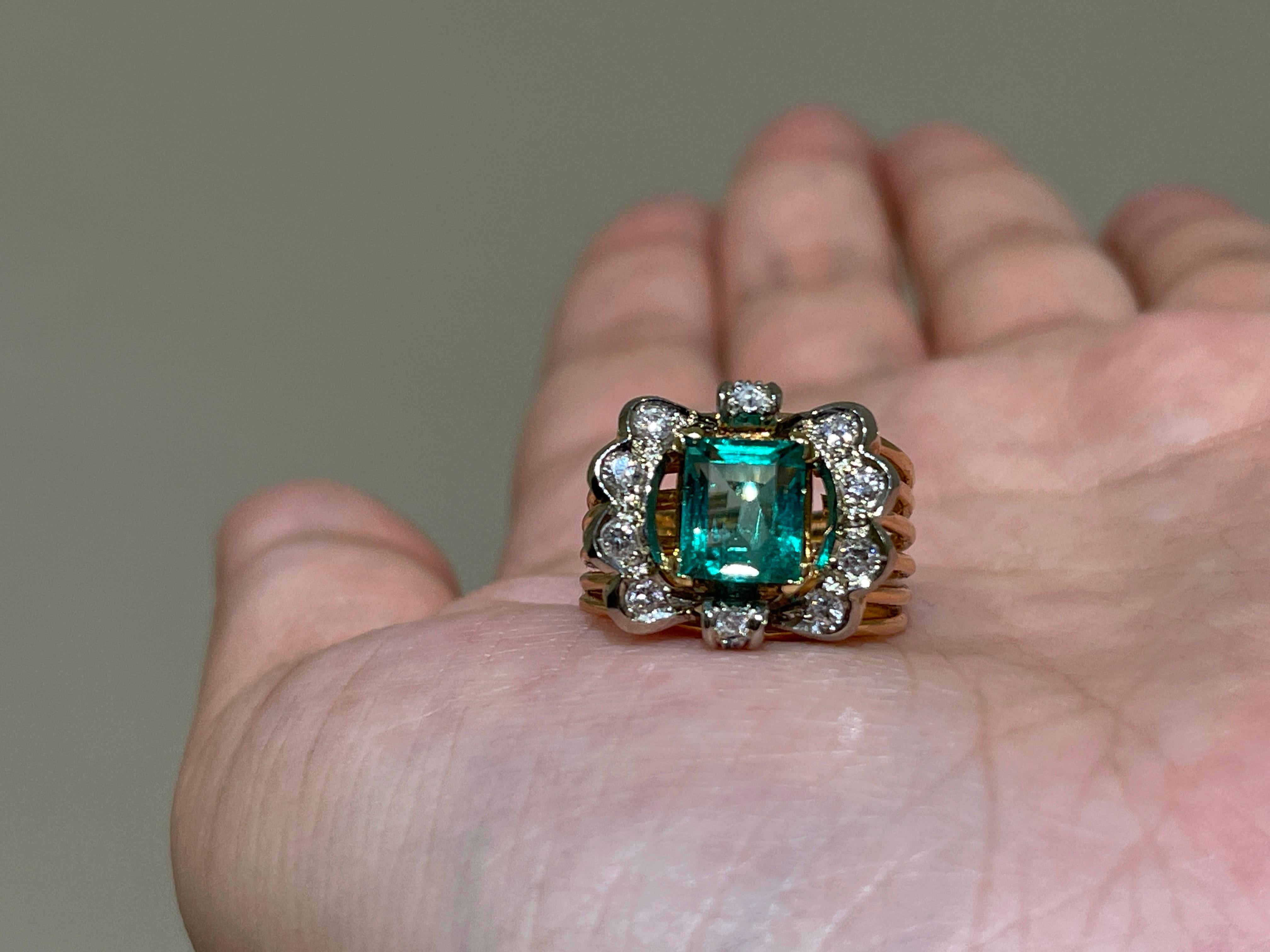 Columbia Smaragd- und Diamant-Cluster-Ring aus 18 Karat Gelbgold (Baguetteschliff) im Angebot