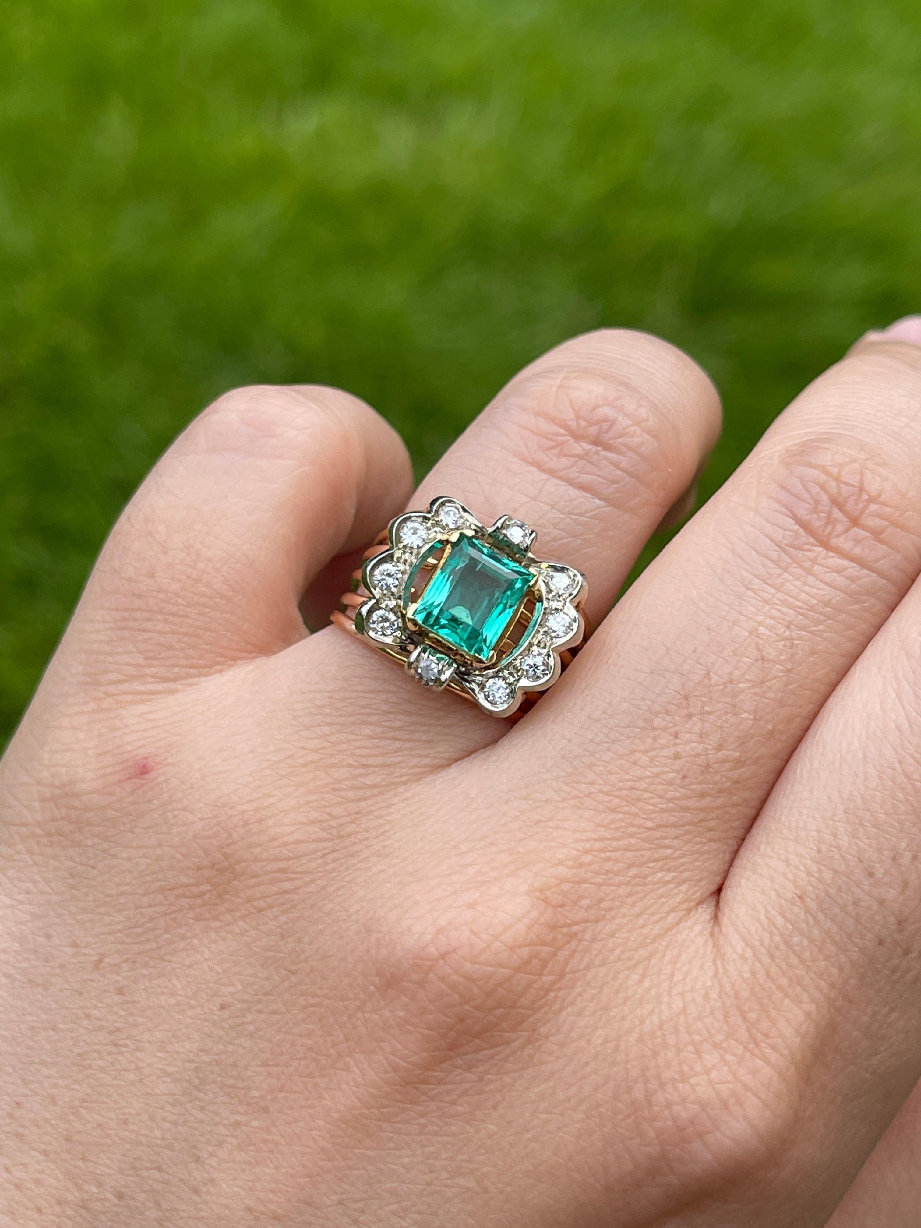 Columbia Emerald and Diamond 18k Yellow Gold Cluster Ring In Excellent Condition For Sale In Banbury, GB
