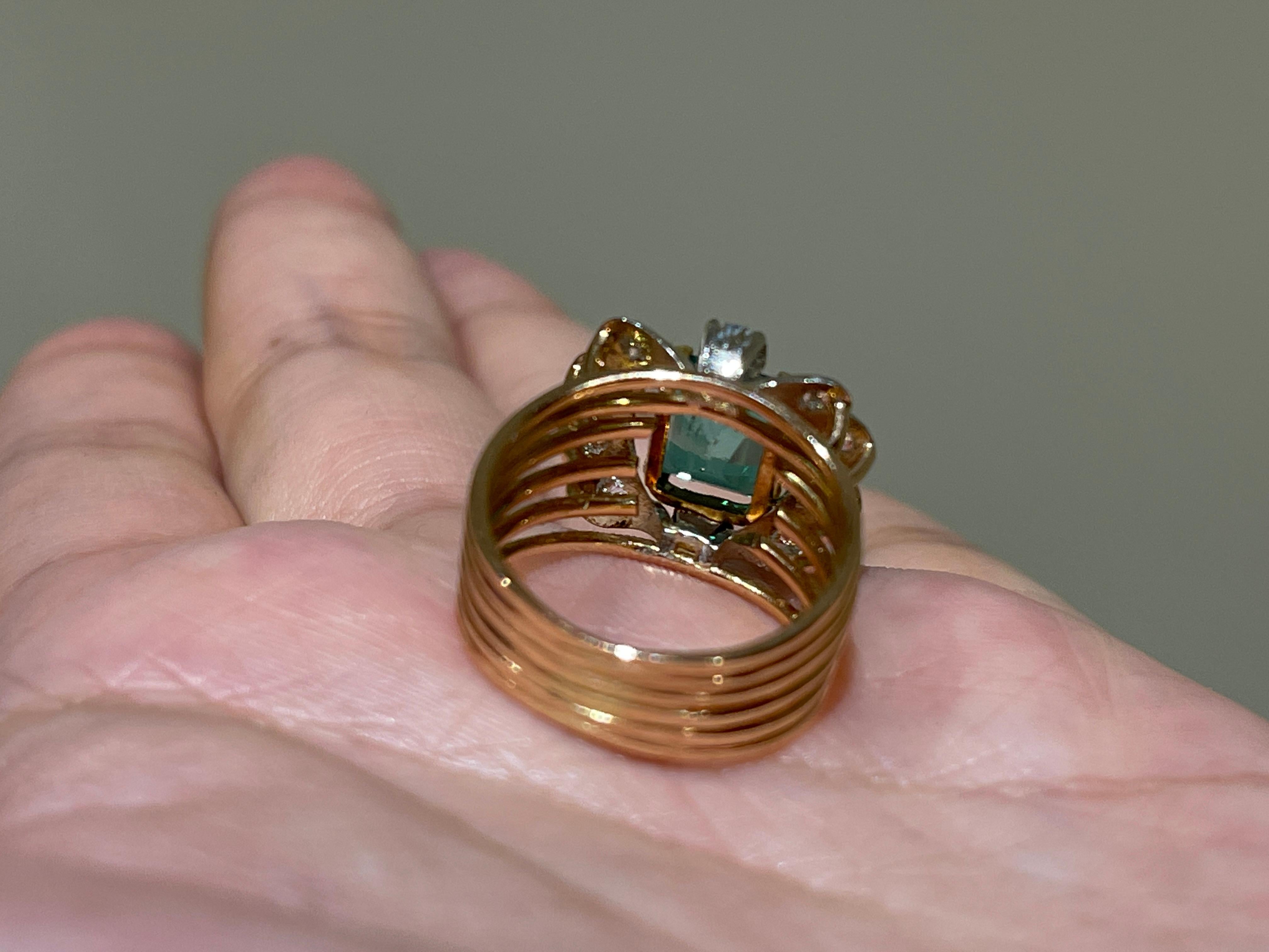 Columbia Smaragd- und Diamant-Cluster-Ring aus 18 Karat Gelbgold im Angebot 1