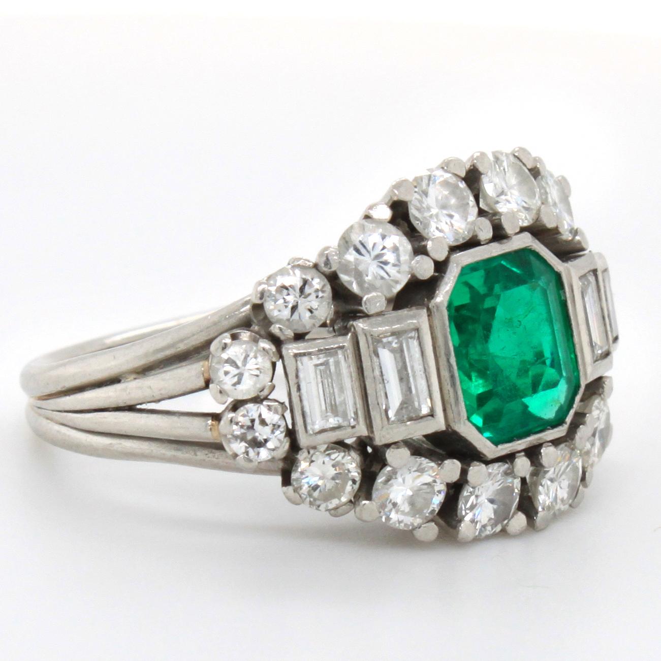 Beautiful cocktail ring set with an old mine Columbia emerald of ca. 1,08ct (minor) and 16 round diamonds 4 diamond baguettes set in graduation. The total diamond weight is ca. 2ct. The center emerald is  certified by the German Gem Lab. The ring