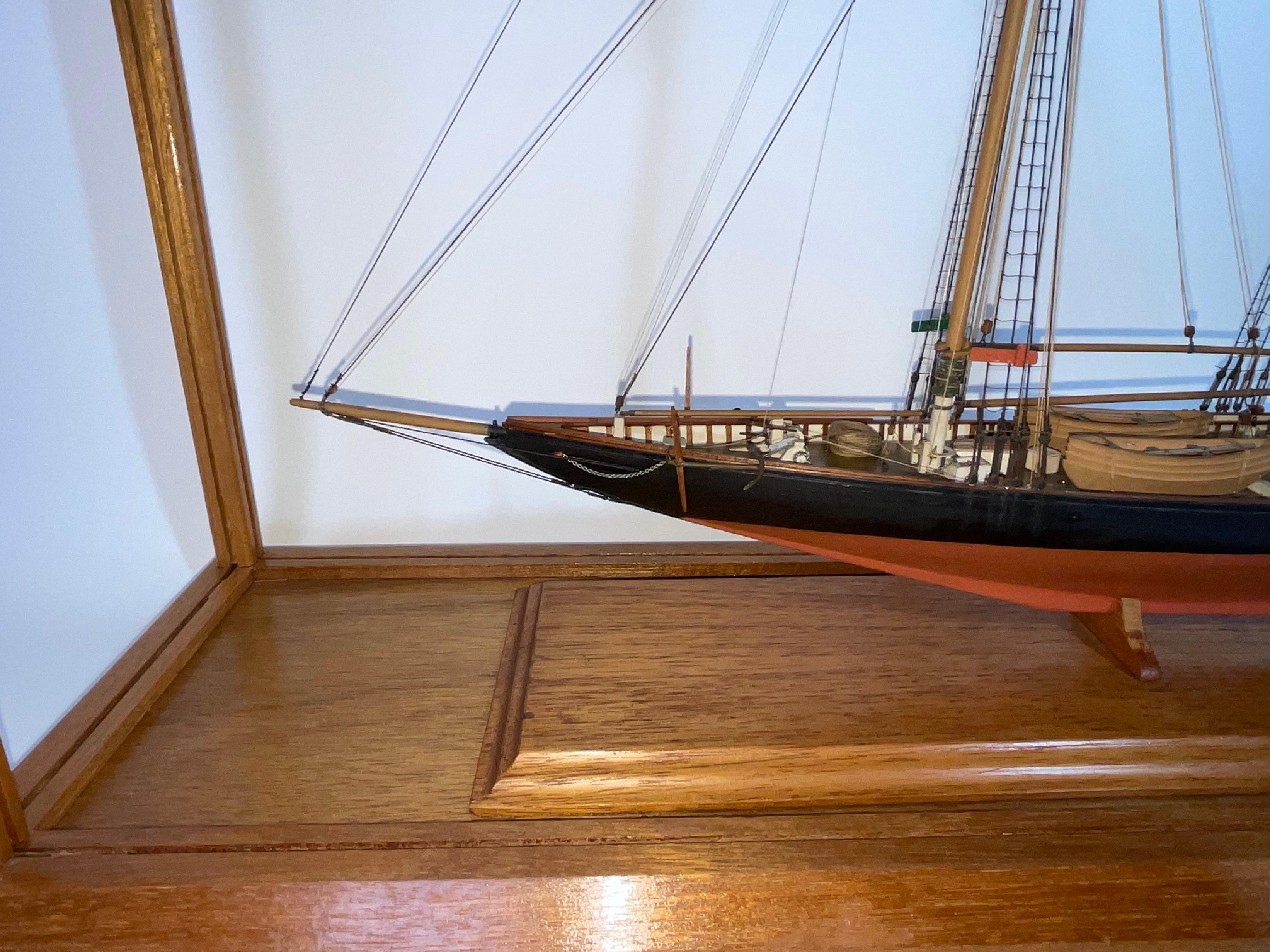 Modello di nave goletta Columbia in valigia in vendita 10