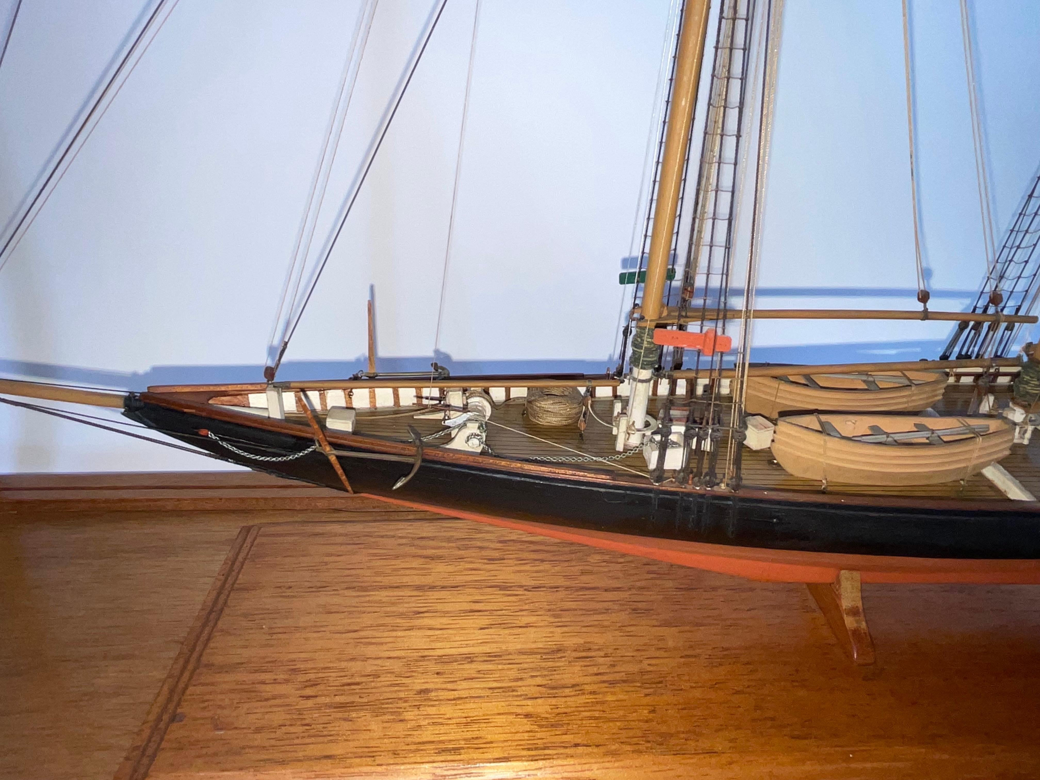 Modello di nave goletta Columbia in valigia in vendita 11