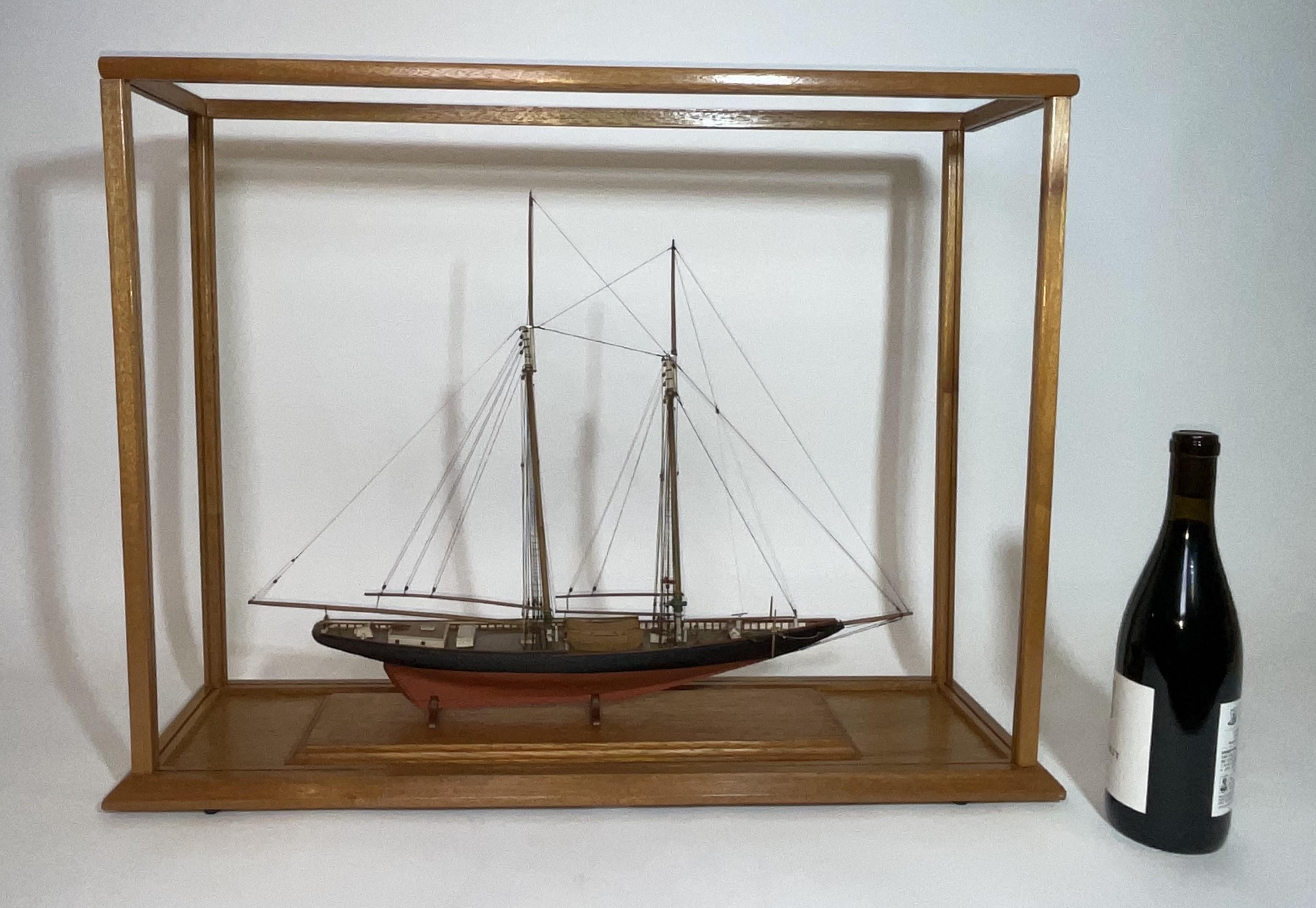 Modello elegante del Fishing Schooner Columbia in custodia. Affascinante modello d'epoca della famosa goletta Gloucester Grand Banks, con dondoli annidati, bobine di corda, cabina, boccaporti, passerelle e altro ancora. Ben truccata. Montato su una
