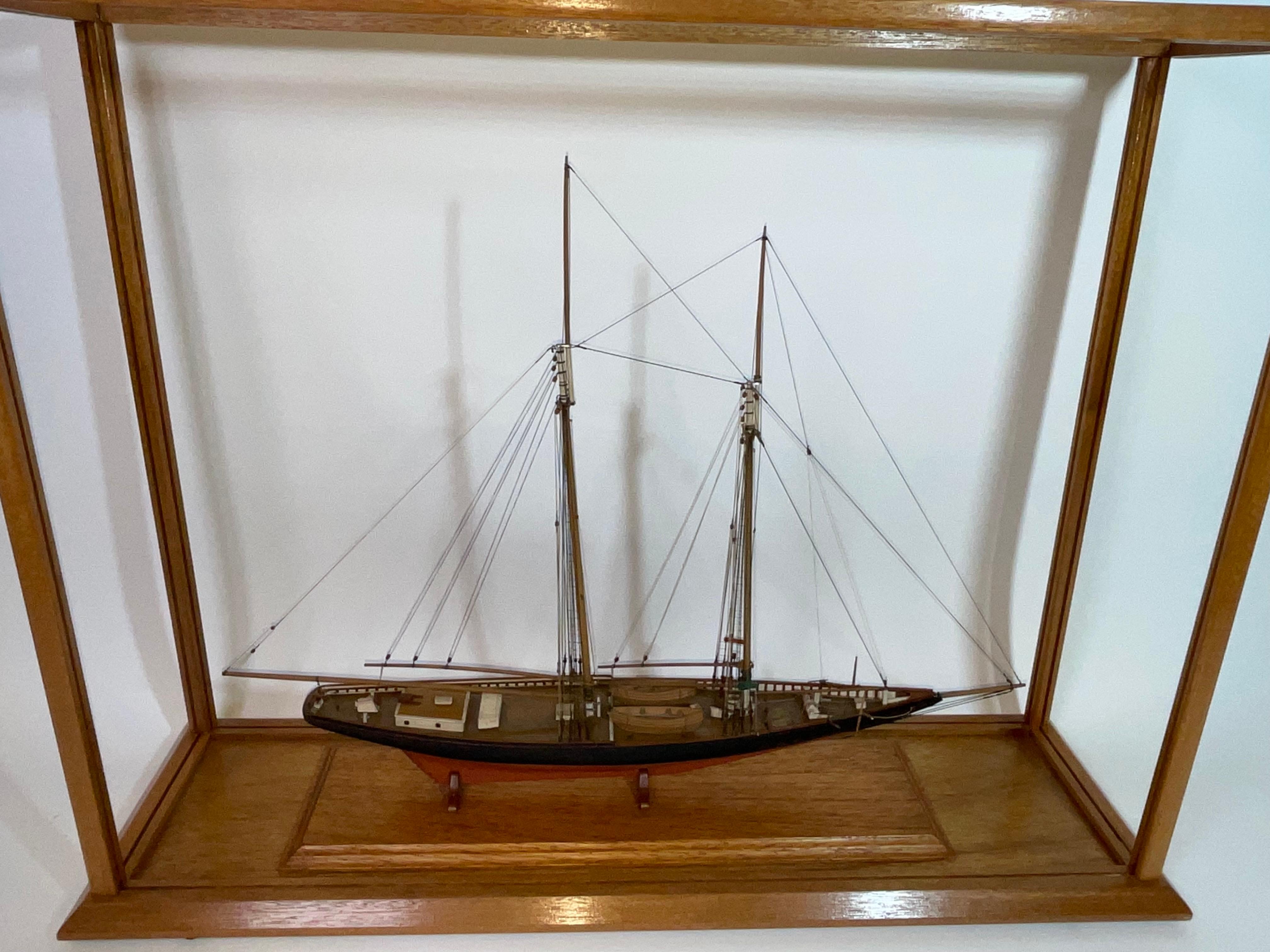 Metà XX secolo Modello di nave goletta Columbia in valigia in vendita