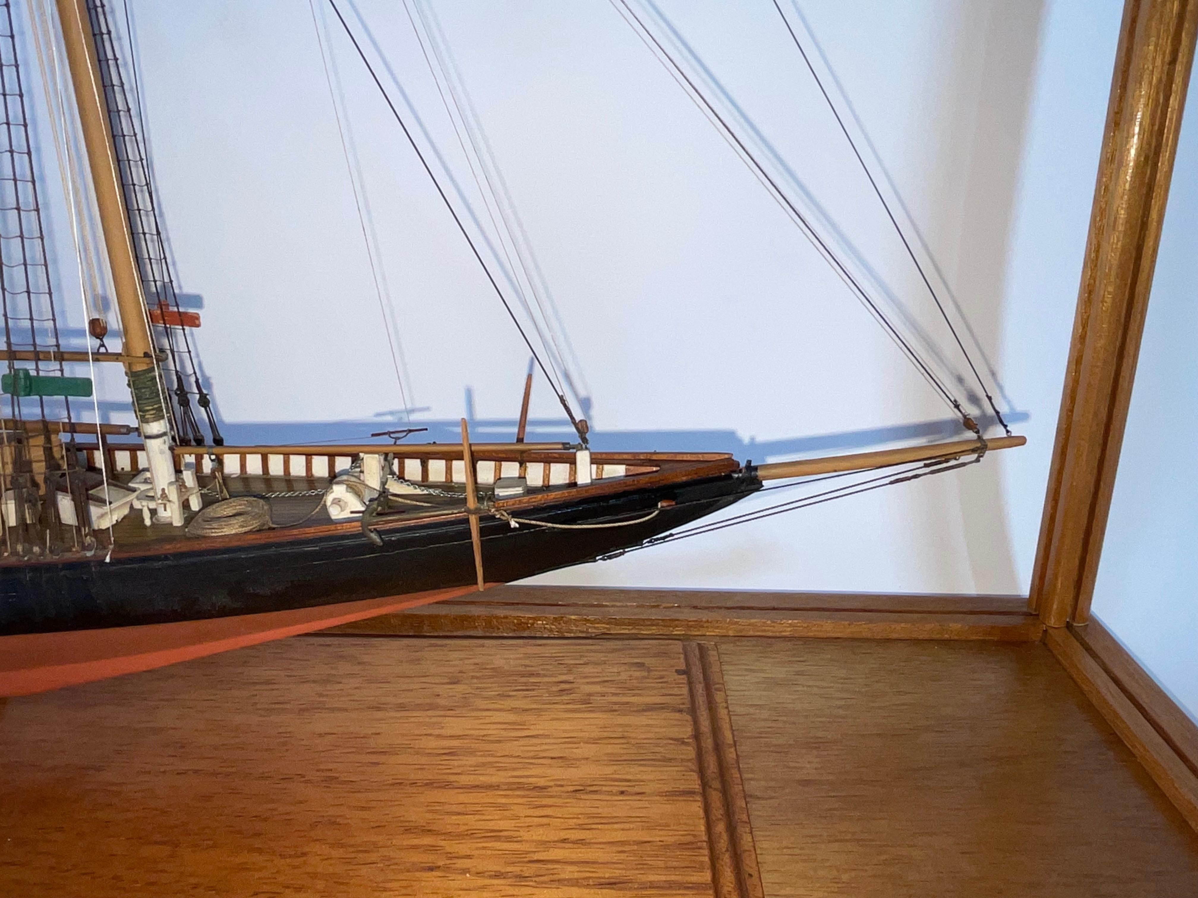 Legno Modello di nave goletta Columbia in valigia in vendita