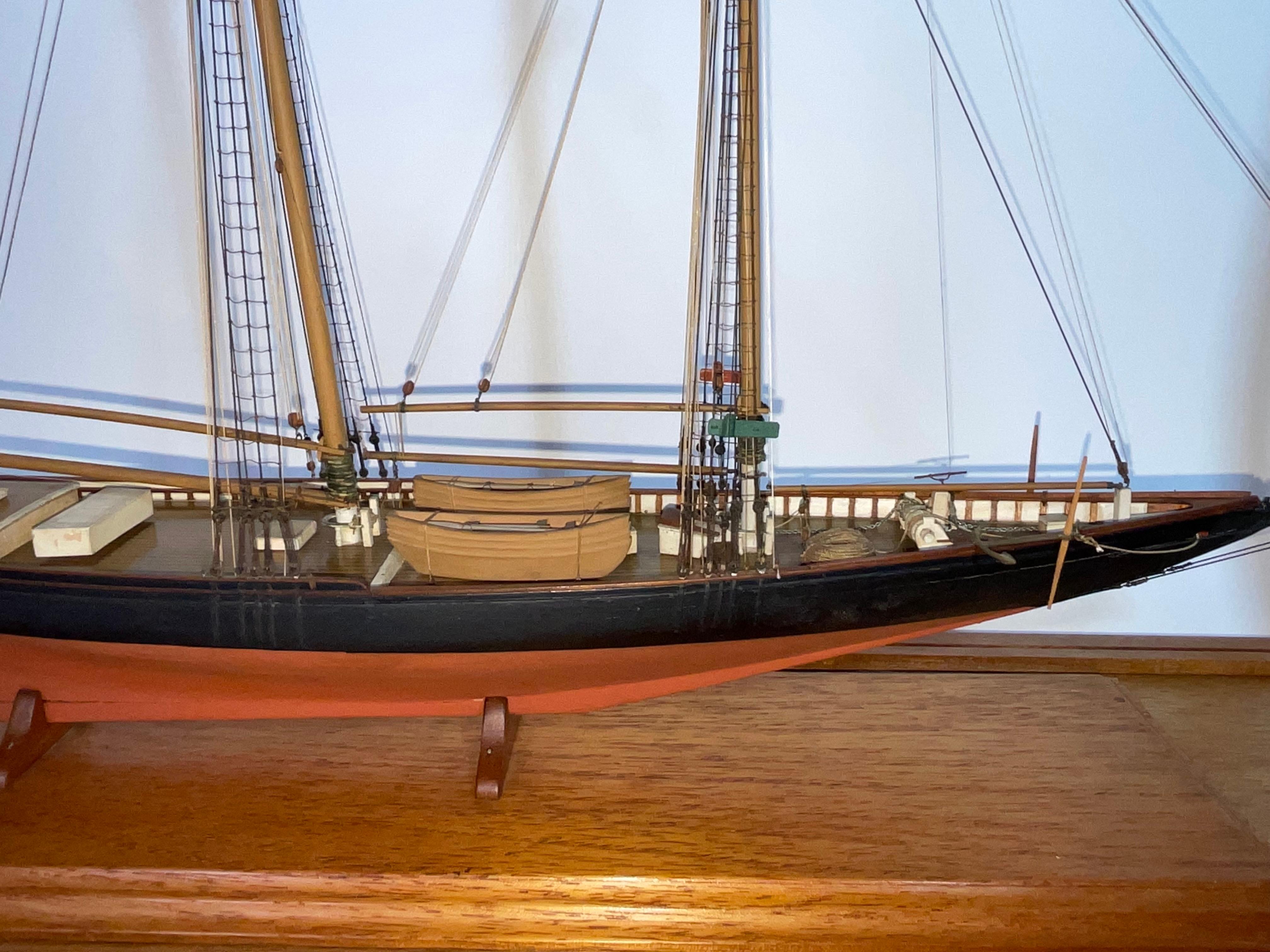 Modello di nave goletta Columbia in valigia in vendita 1