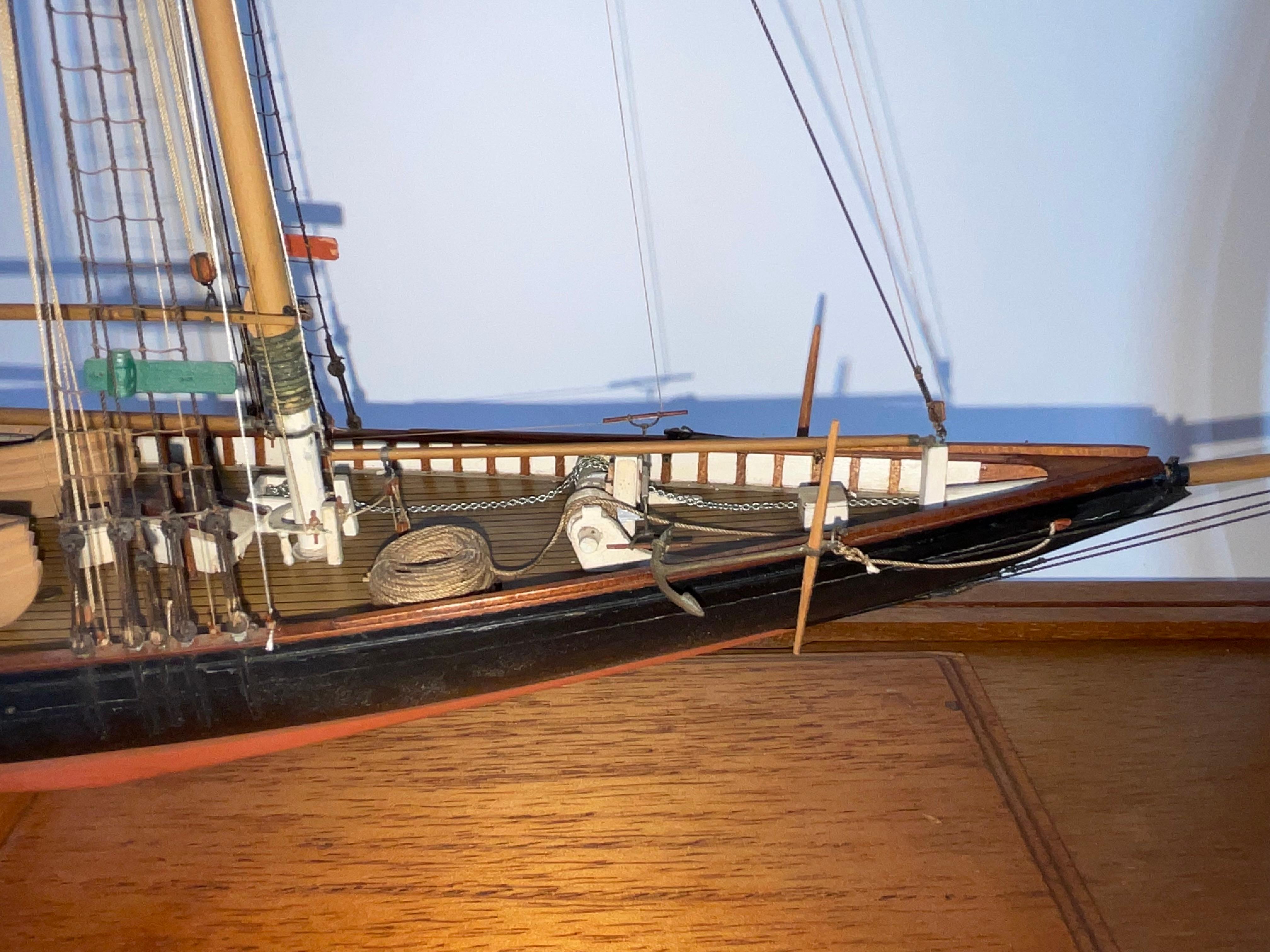 Modello di nave goletta Columbia in valigia in vendita 2