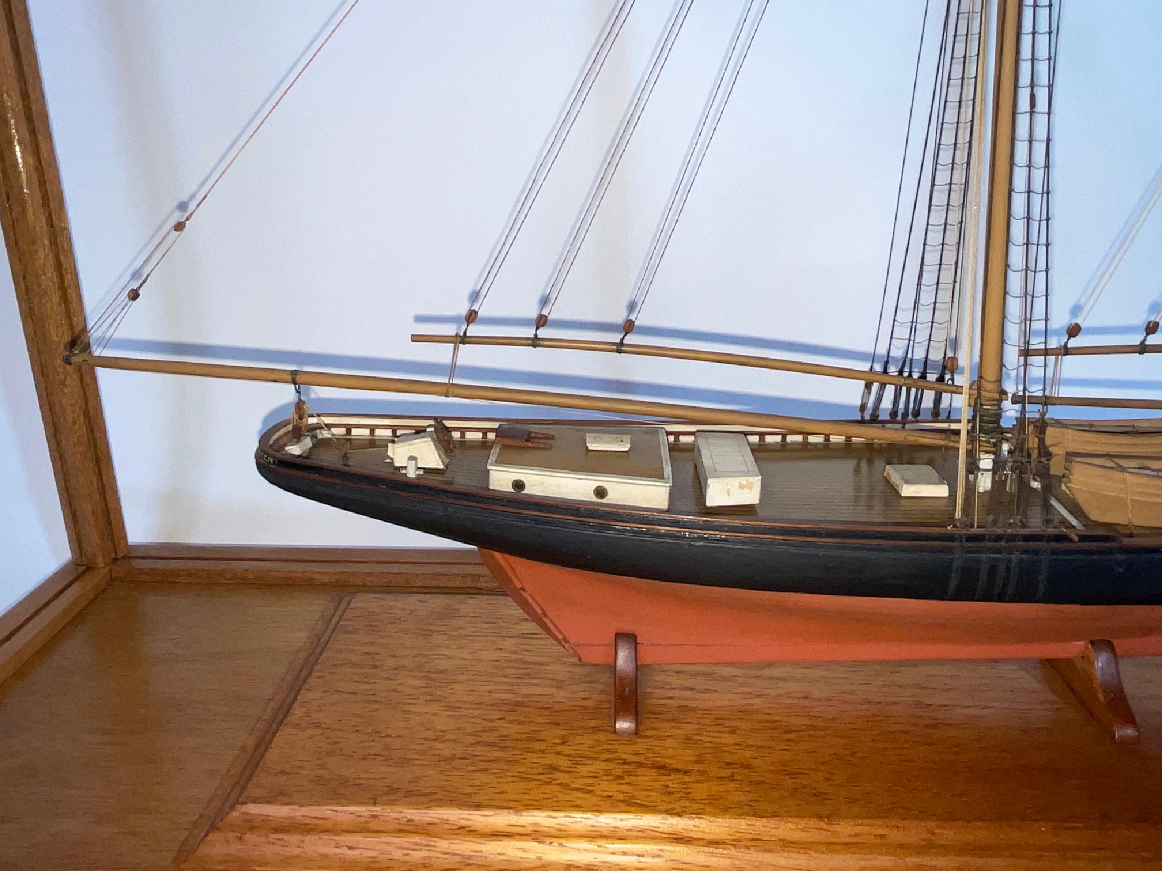 Modello di nave goletta Columbia in valigia in vendita 4