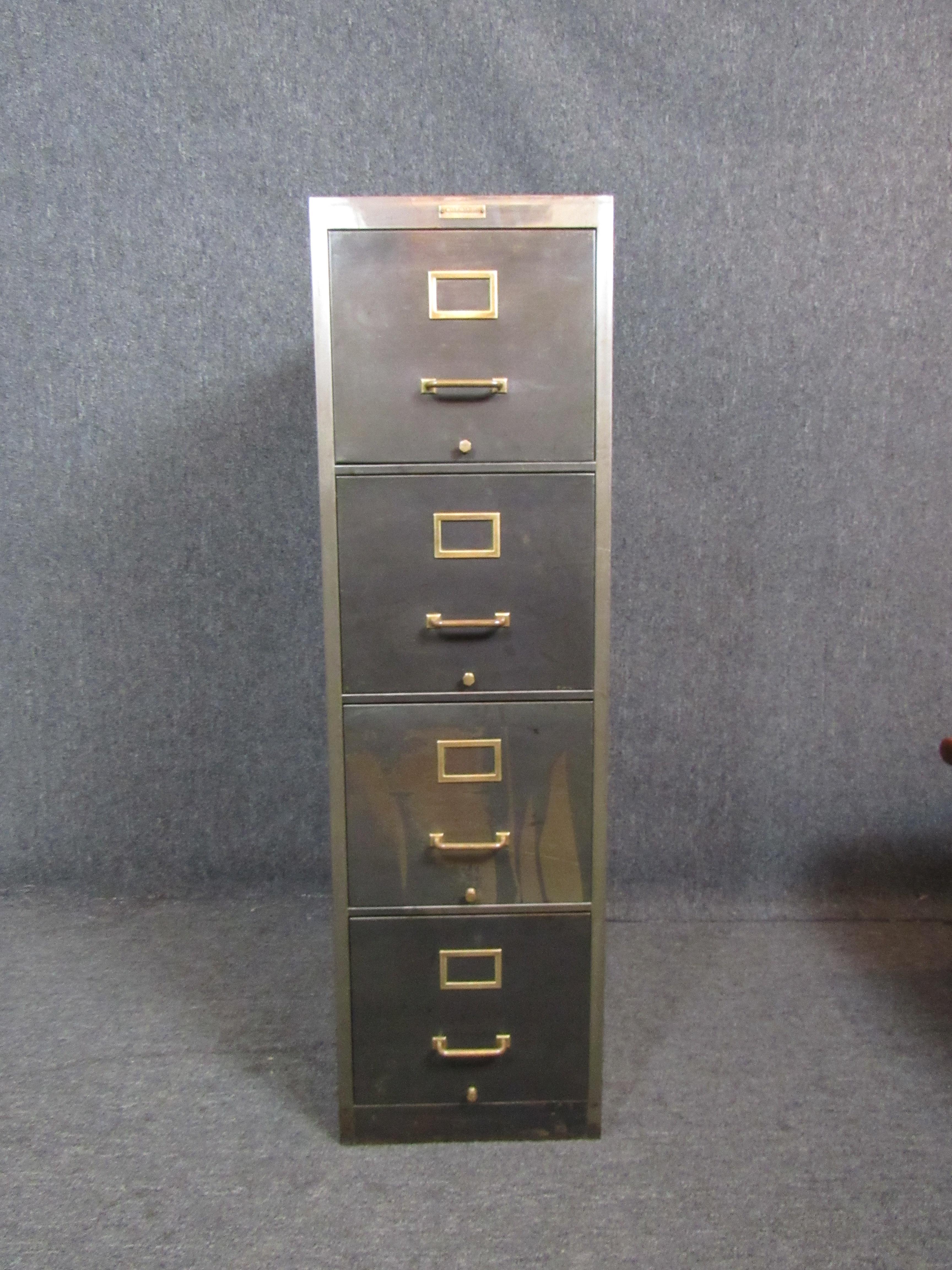 Magnifique exemple de design industriel classique de la Columbia Steel Equipment Company de Philadelphie. Design/One fabriqué aux États-Unis et conçu pour durer. Naturellement patiné, il mettra en valeur tous les espaces du bureau ou de la maison.