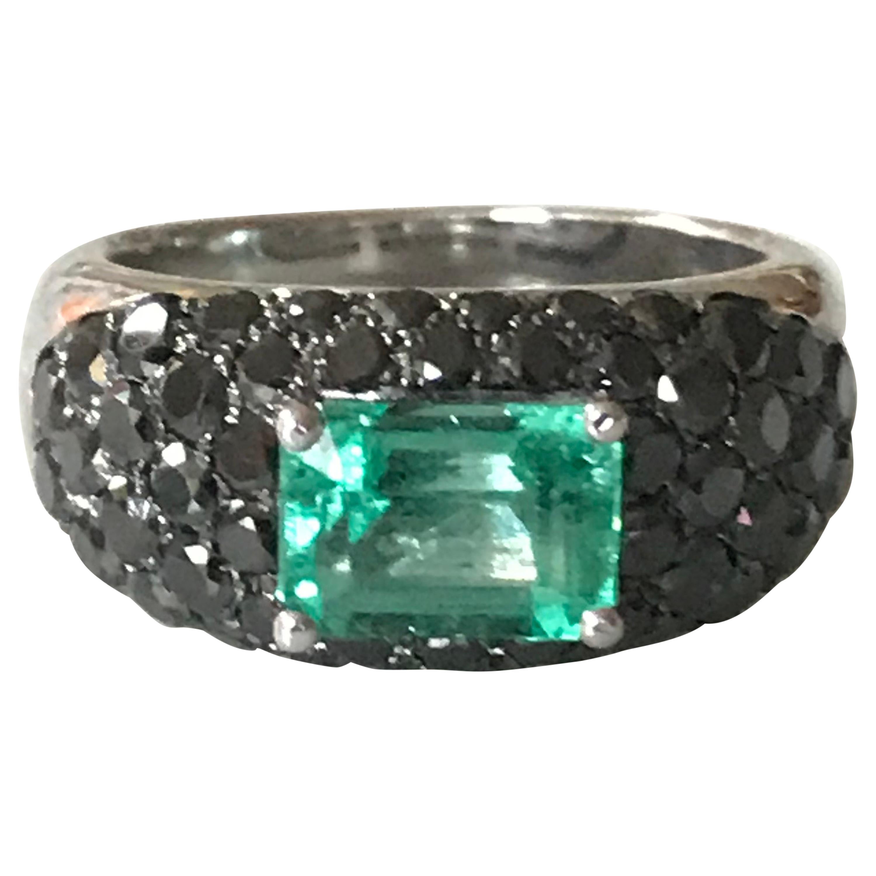 Columbian Emerald 2 Carat Ring 18 Carat White Gold Set with Black Diamonds Italy For Sale