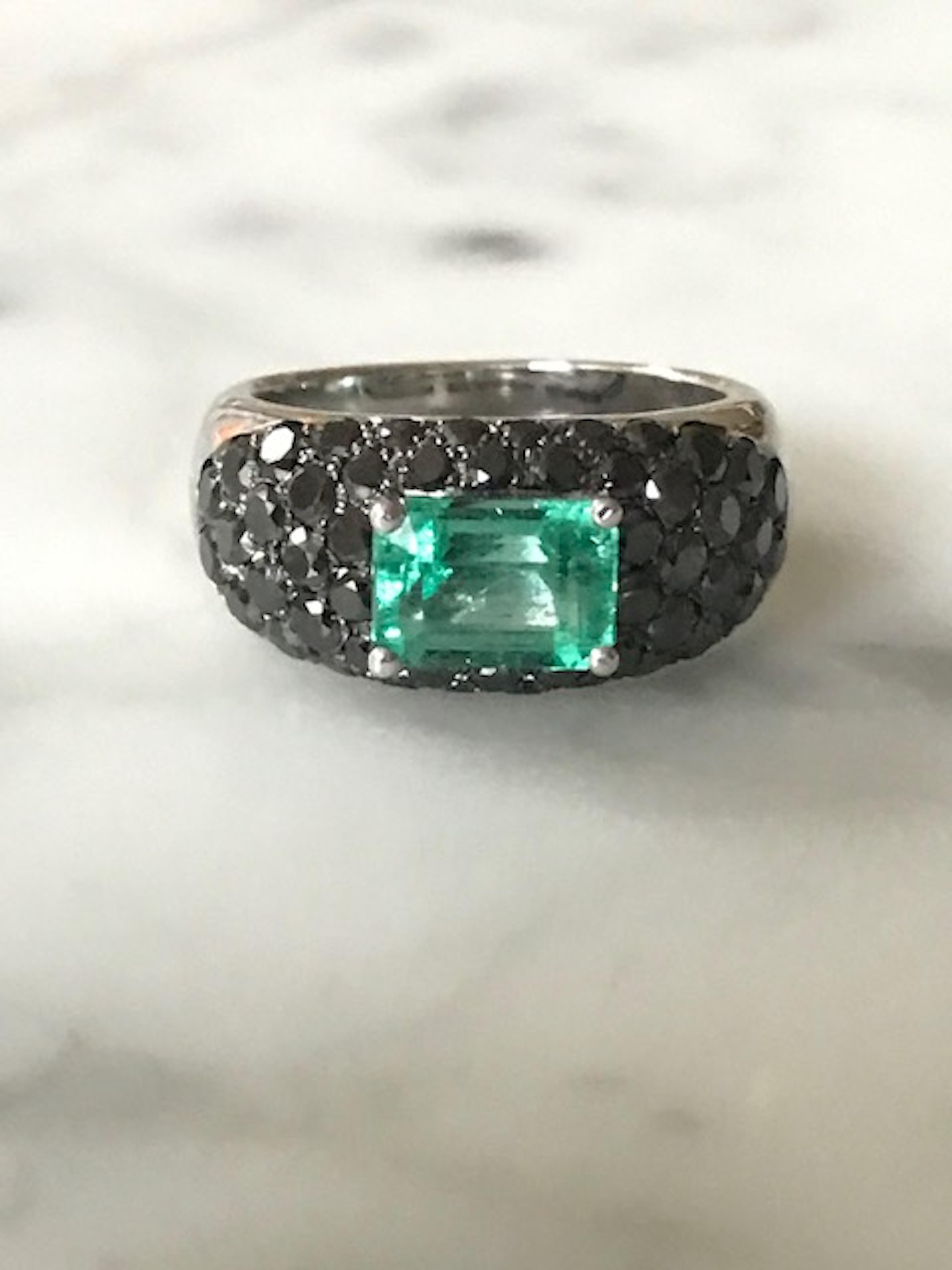 Contemporary Columbian Emerald 2 Carat Ring 18 Carat White Gold Set with Black Diamonds Italy For Sale