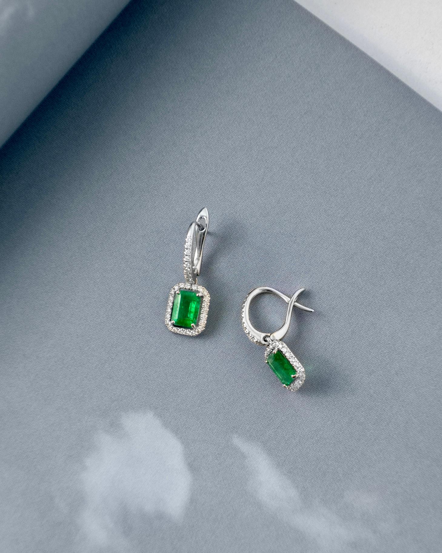 Orecchini pendenti con smeraldo colombiano e diamanti in oro bianco 18 carati In condizioni Nuovo in vendita a Bangkok, TH