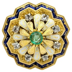 Anillo de Cóctel de Esmeralda Colombina y Esmalte de Diamantes en Oro Amarillo de 18 Kilates