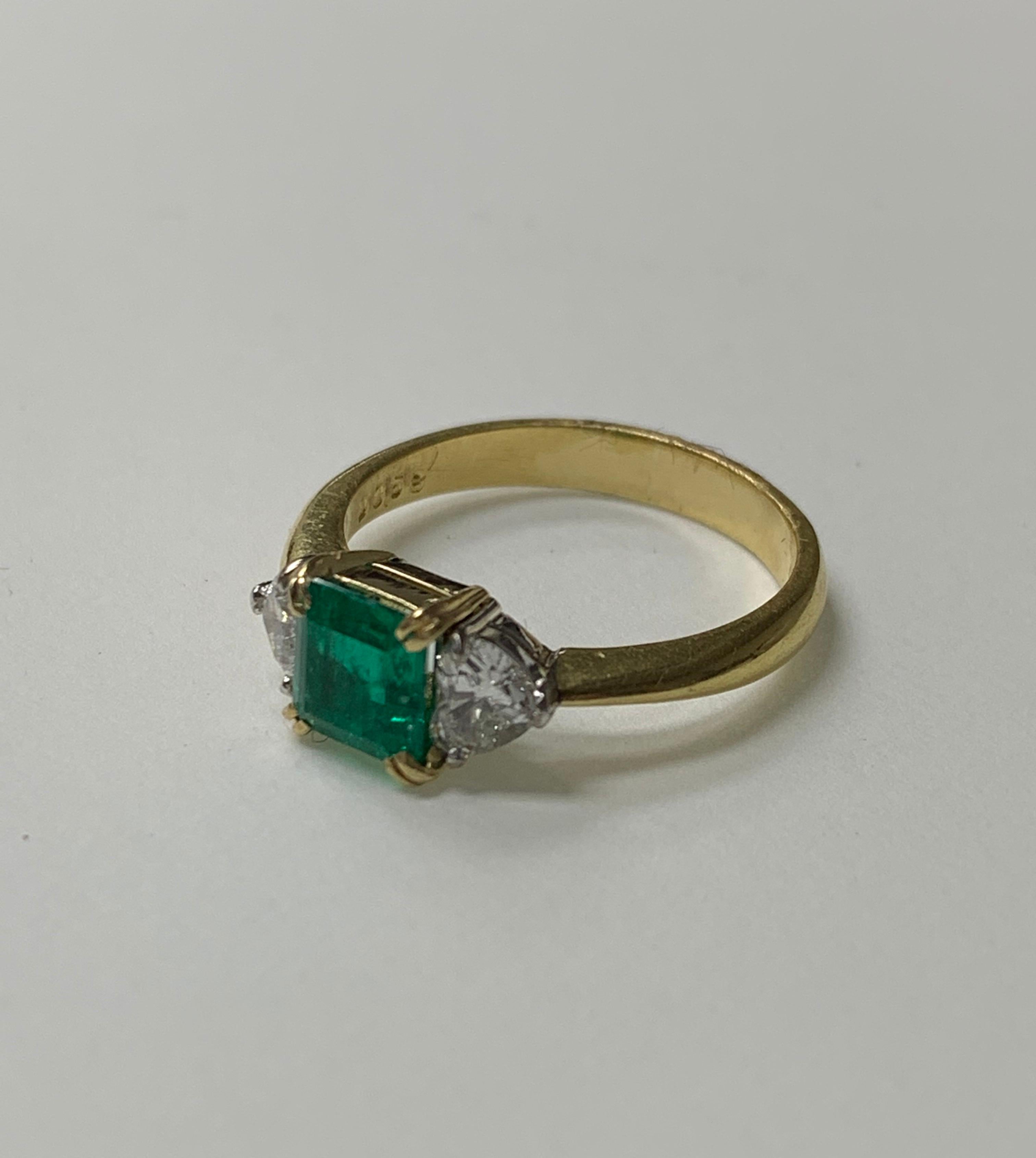 Kolumbianischer Smaragd- und Diamant-Verlobungsring aus 18 Karat Weißgold (Smaragdschliff) im Angebot